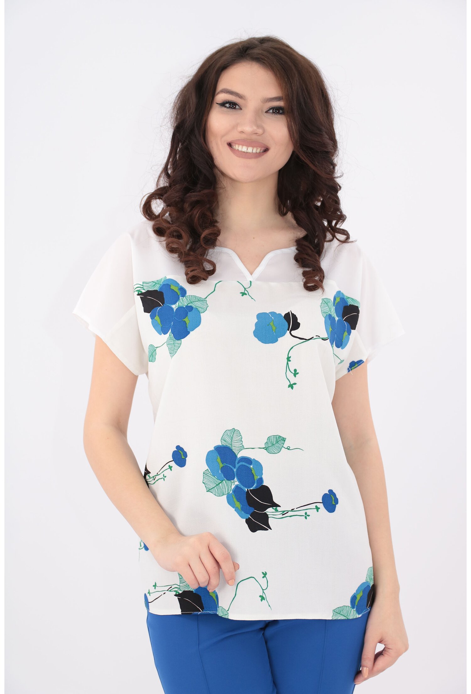 Bluza alba cu flori albastre
