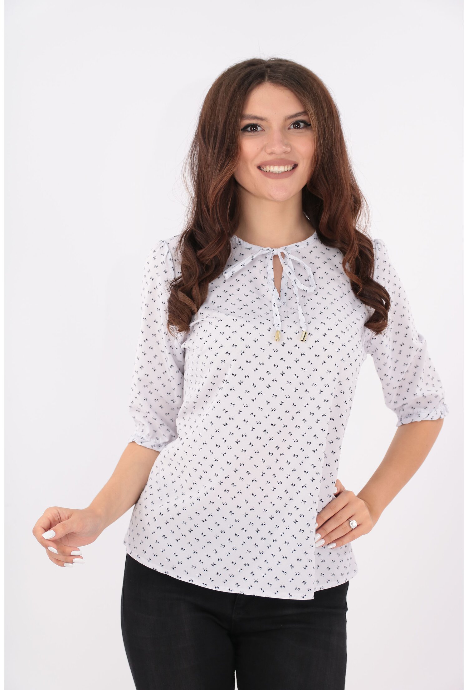 Bluza alba cu fundite mici bleumarin