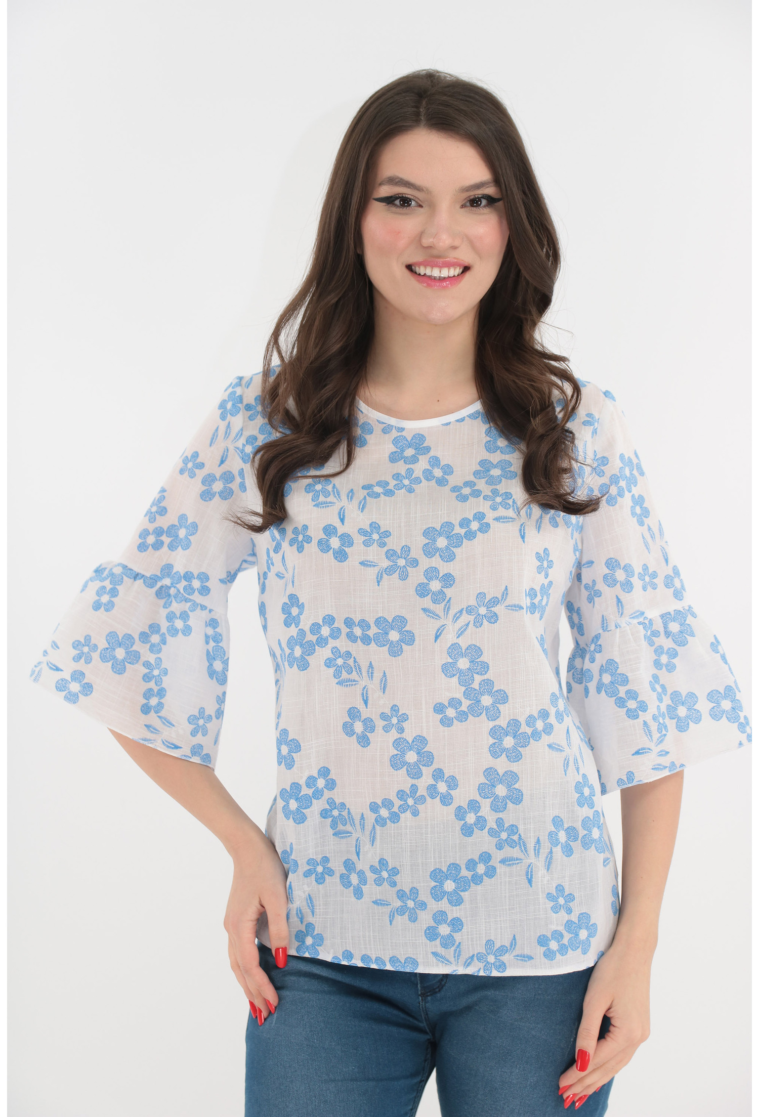 Bluza alba din bumbac cu flori bleu