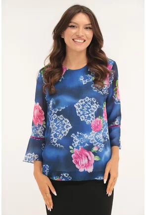 Bluza albastra cu flori maxi roz si volanase la maneci