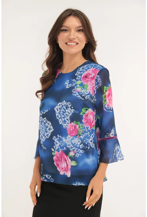 Bluza albastra cu flori maxi roz si volanase la maneci
