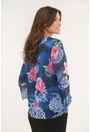 Bluza albastra cu flori maxi roz si volanase la maneci