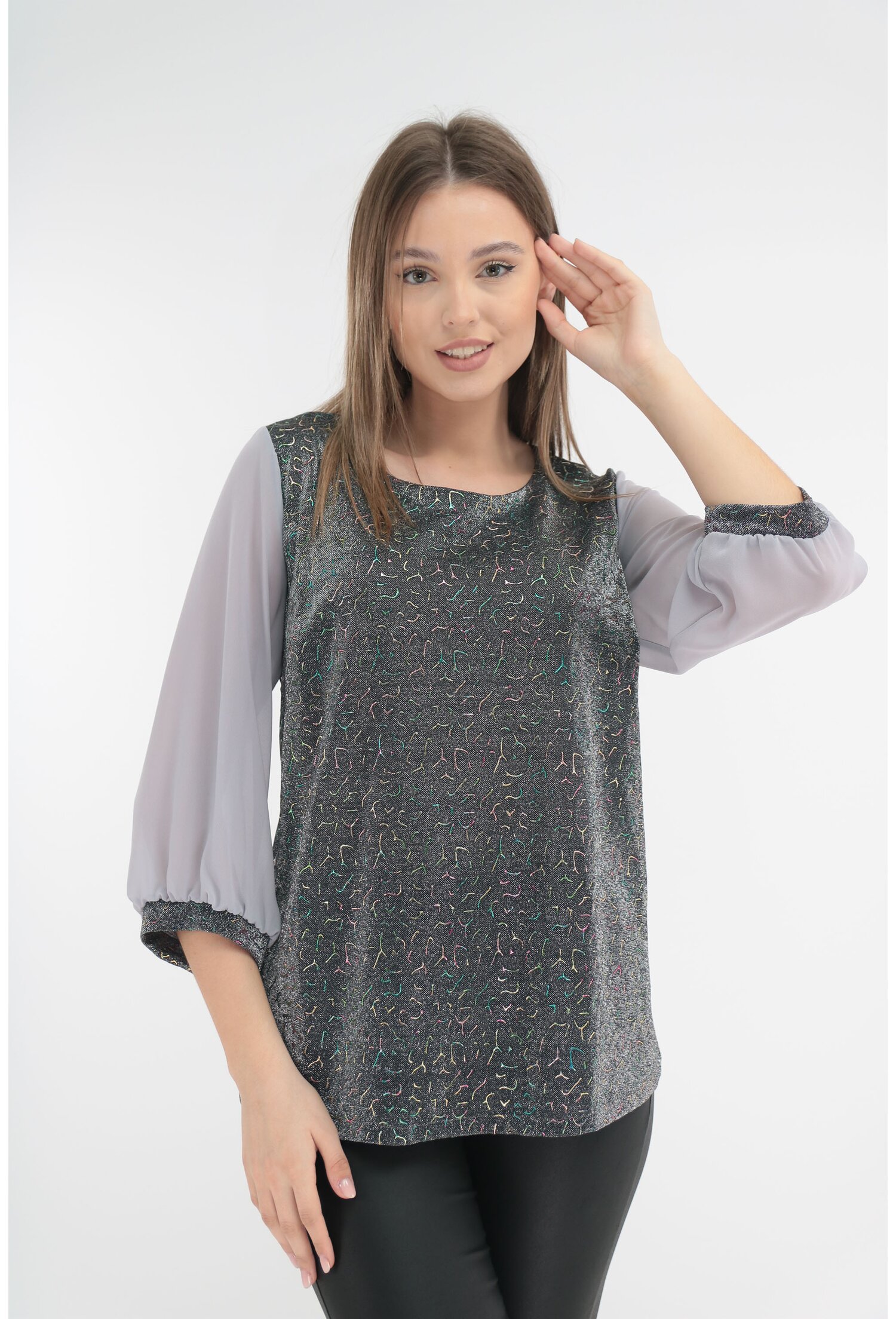 Bluza argintie cu model multicolor texturat si maneci din voal