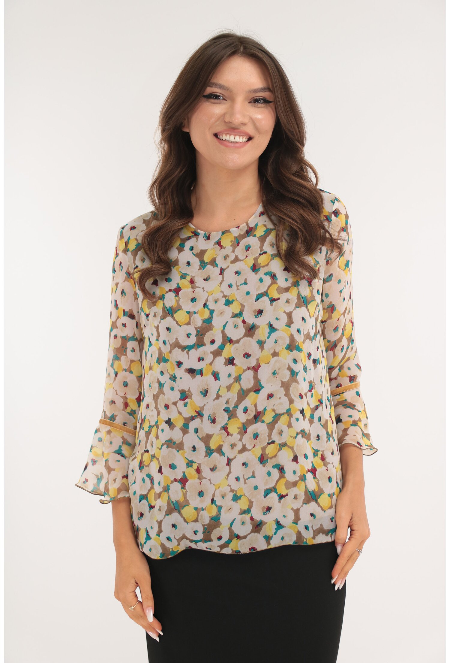 Bluza bej cu print floral si volanase la maneci