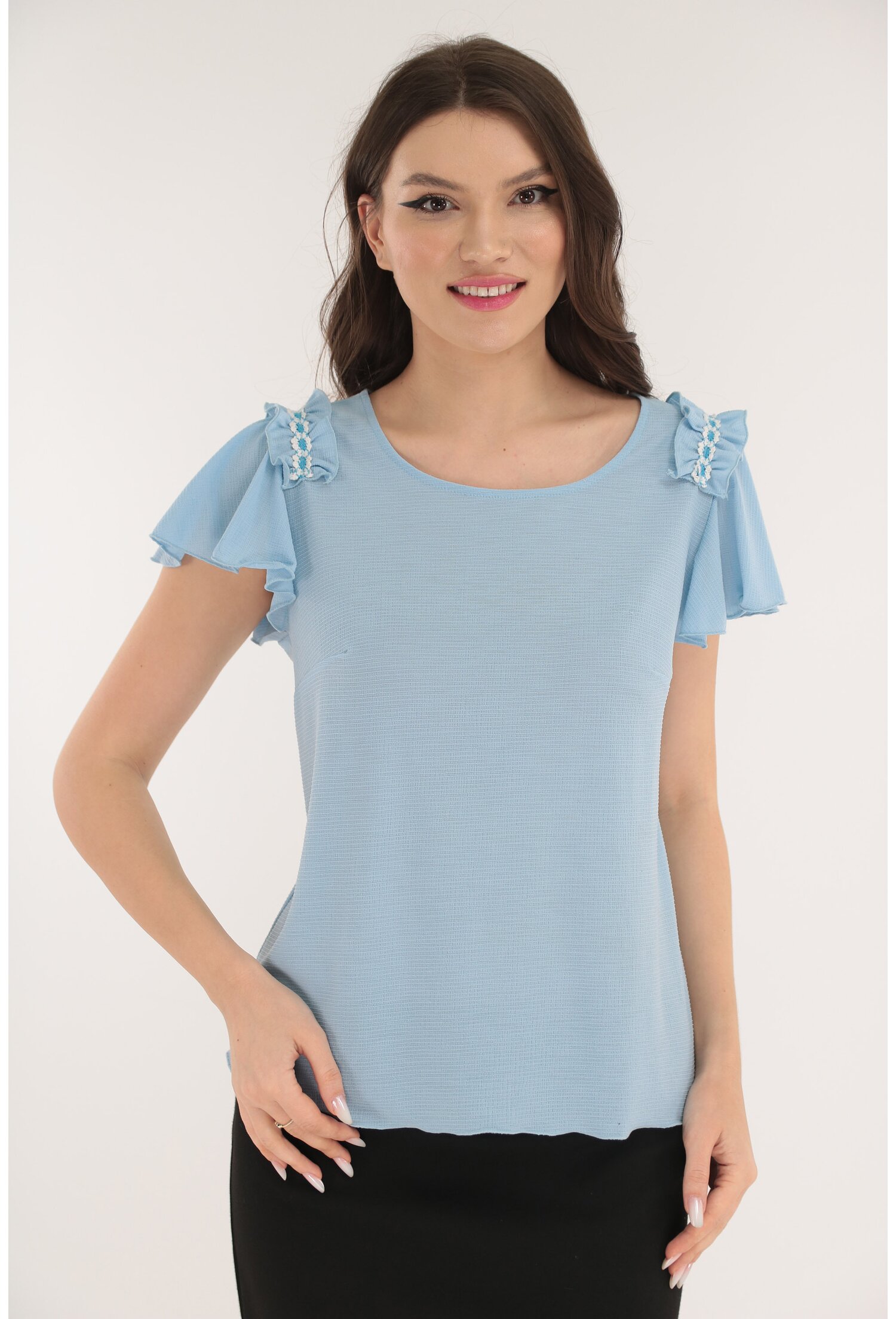 Bluza bleu cu volanase decorative pe umeri