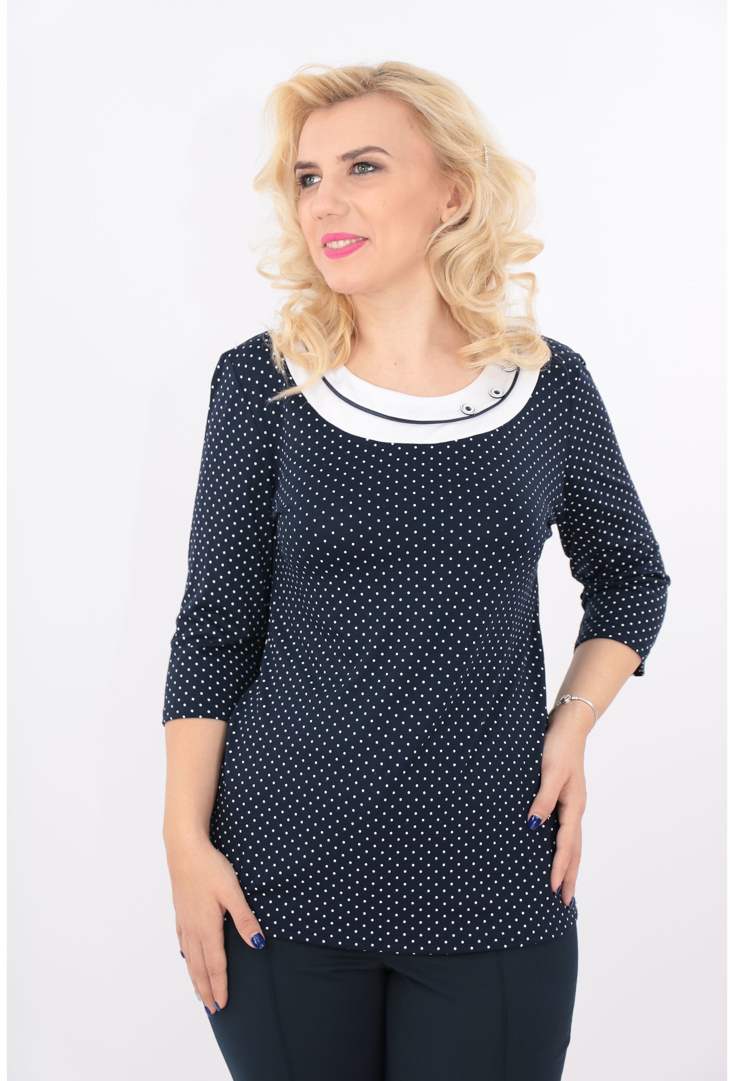 Bluza bleumarin cu buline albe si nasturi