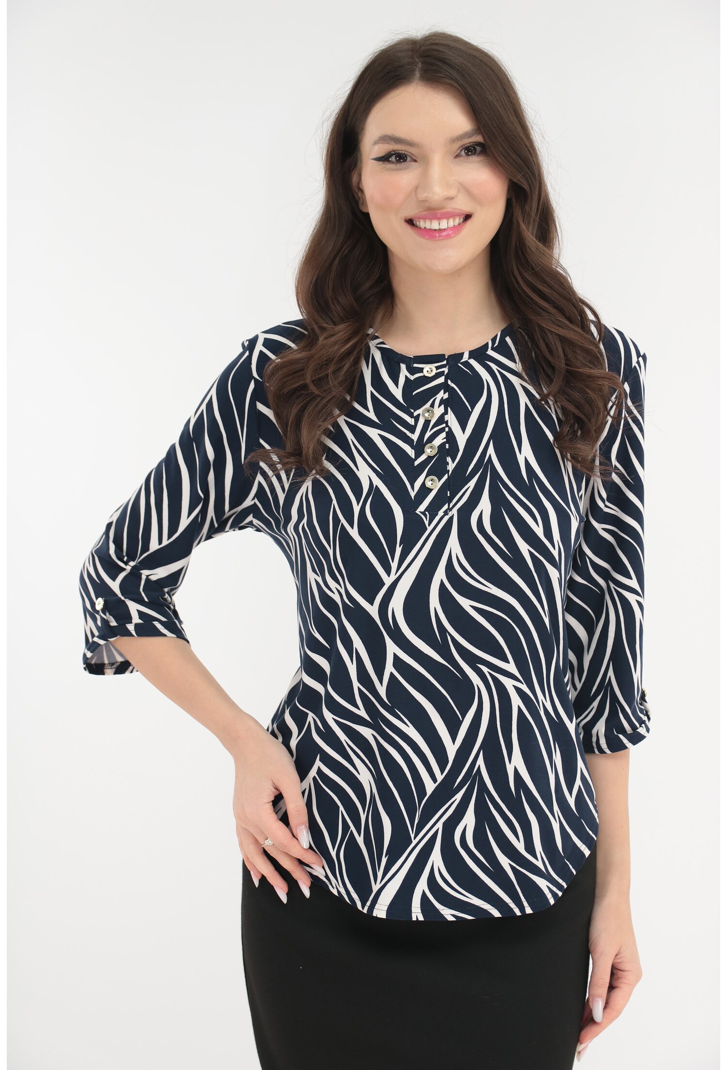 Bluza bleumarin cu print abstract alb