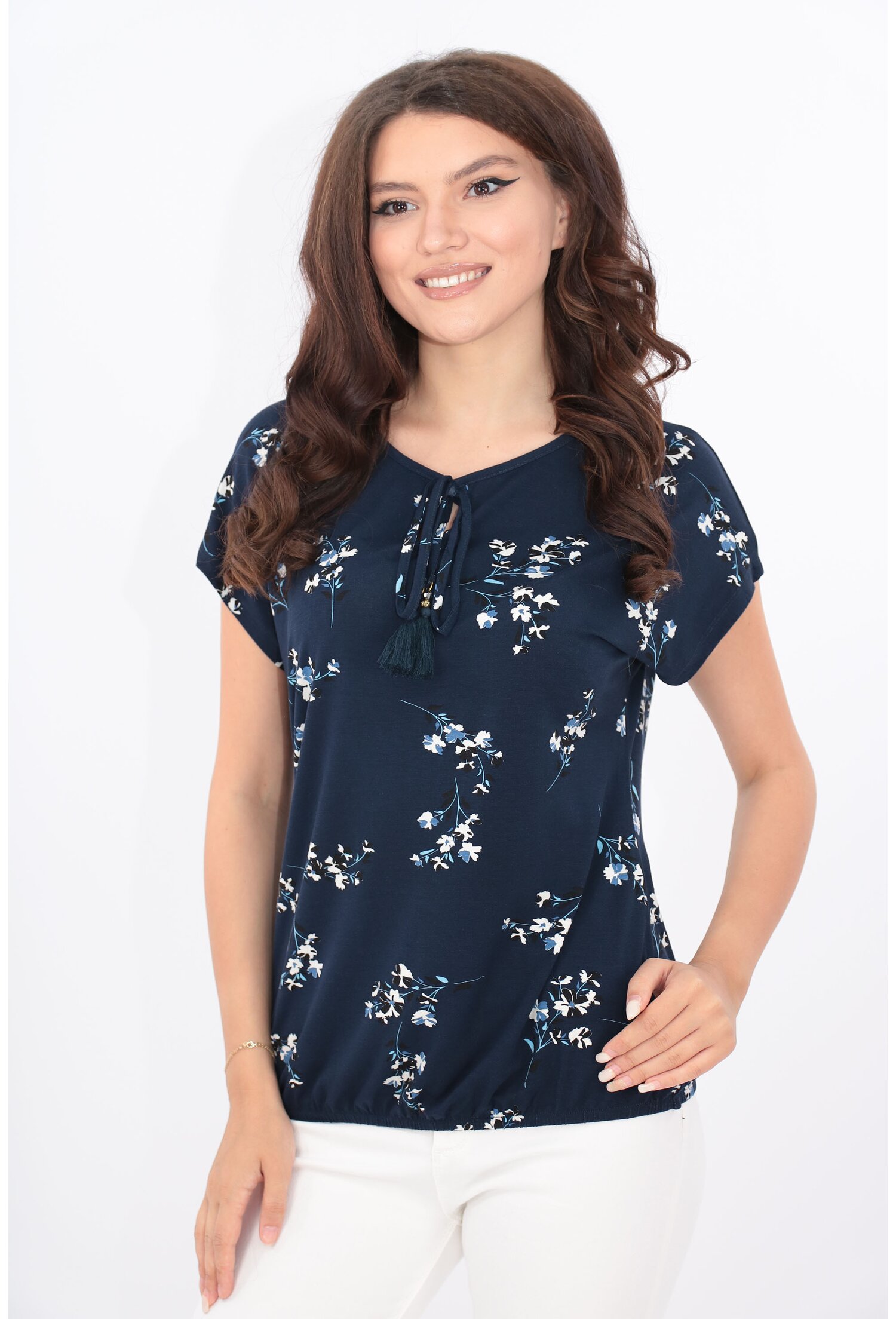 Bluza bleumarin din vascoza cu print floral alb