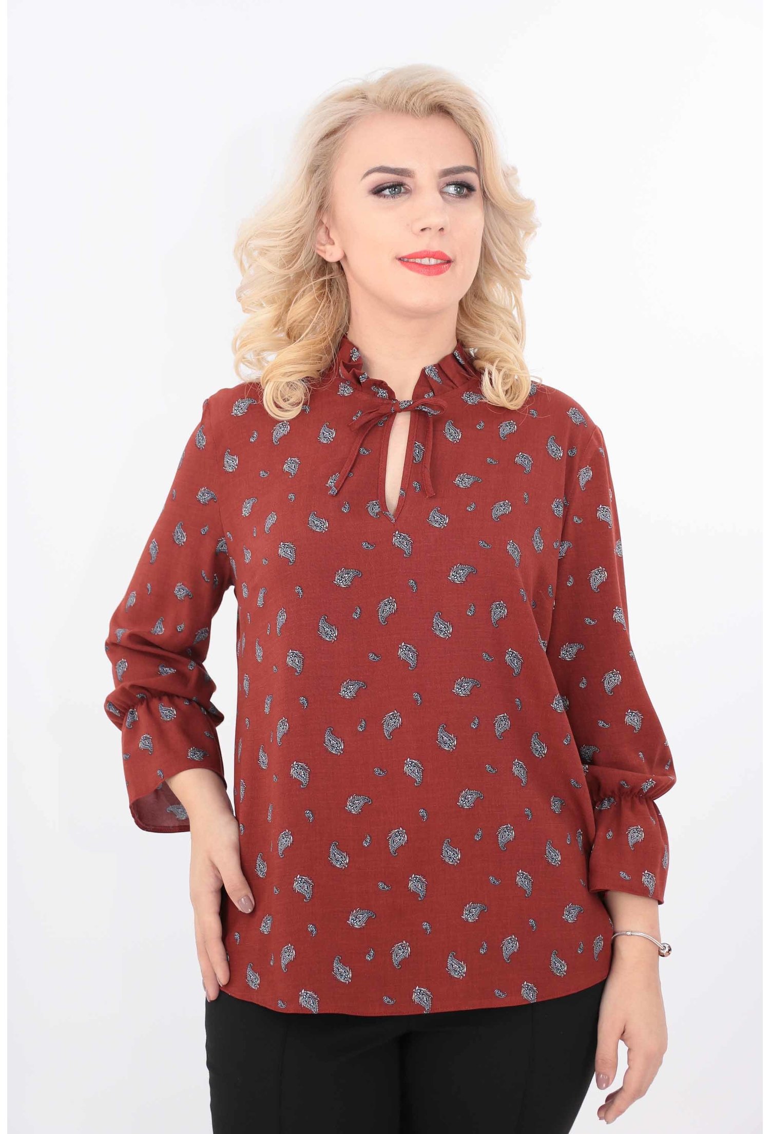 Bluza caramizie din vascoza cu imprimeu discret