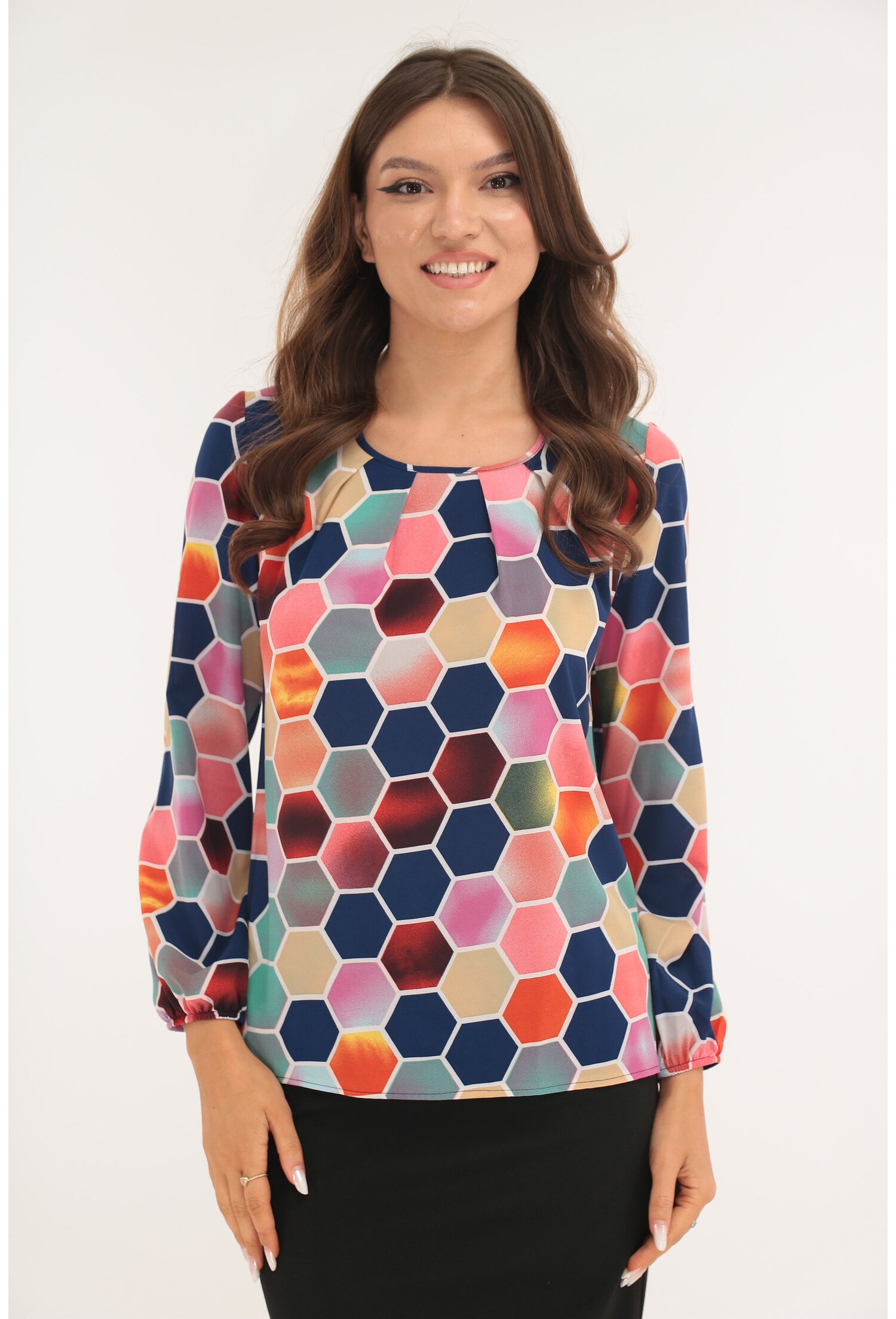 Bluza cu print geometric multicolor si cu pliuri la decolteu