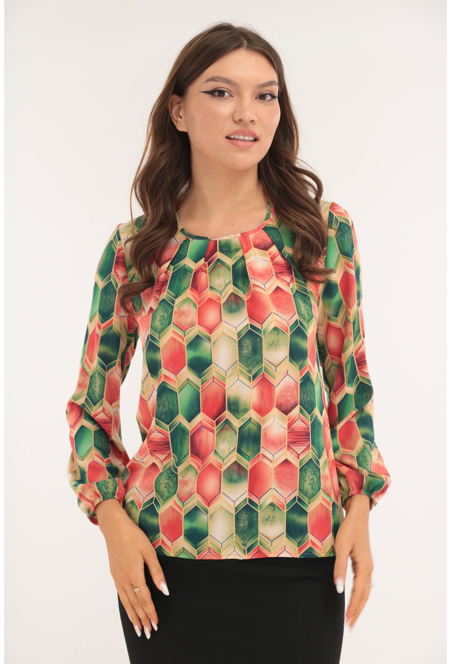 Bluza cu print geometric verde-corai si cu pliuri la decolteu