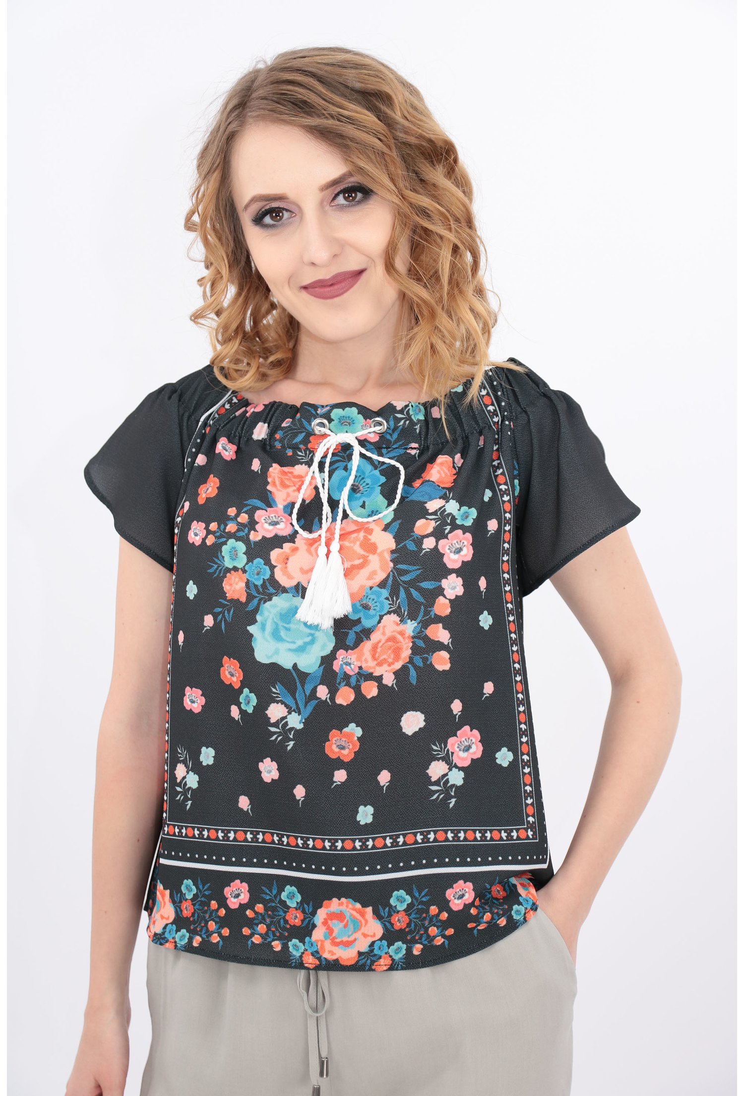 Bluza cu umeri goi si print floral