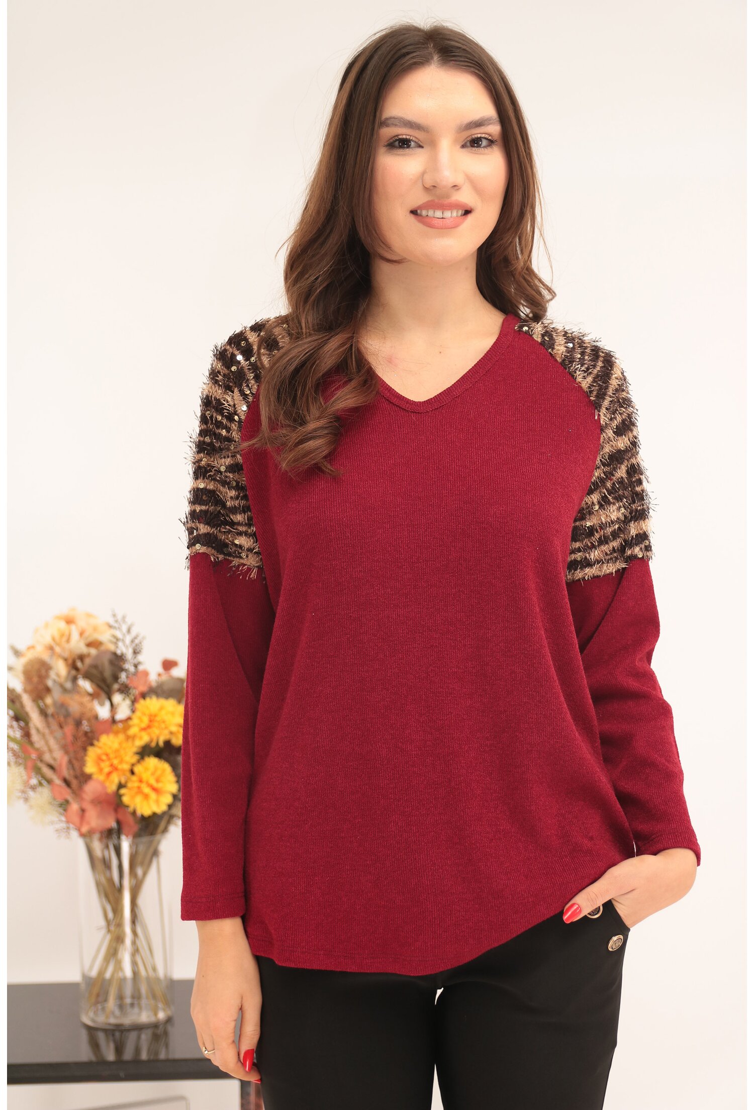 Bluza din vascoza bordo cu insertii animal print pe umeri