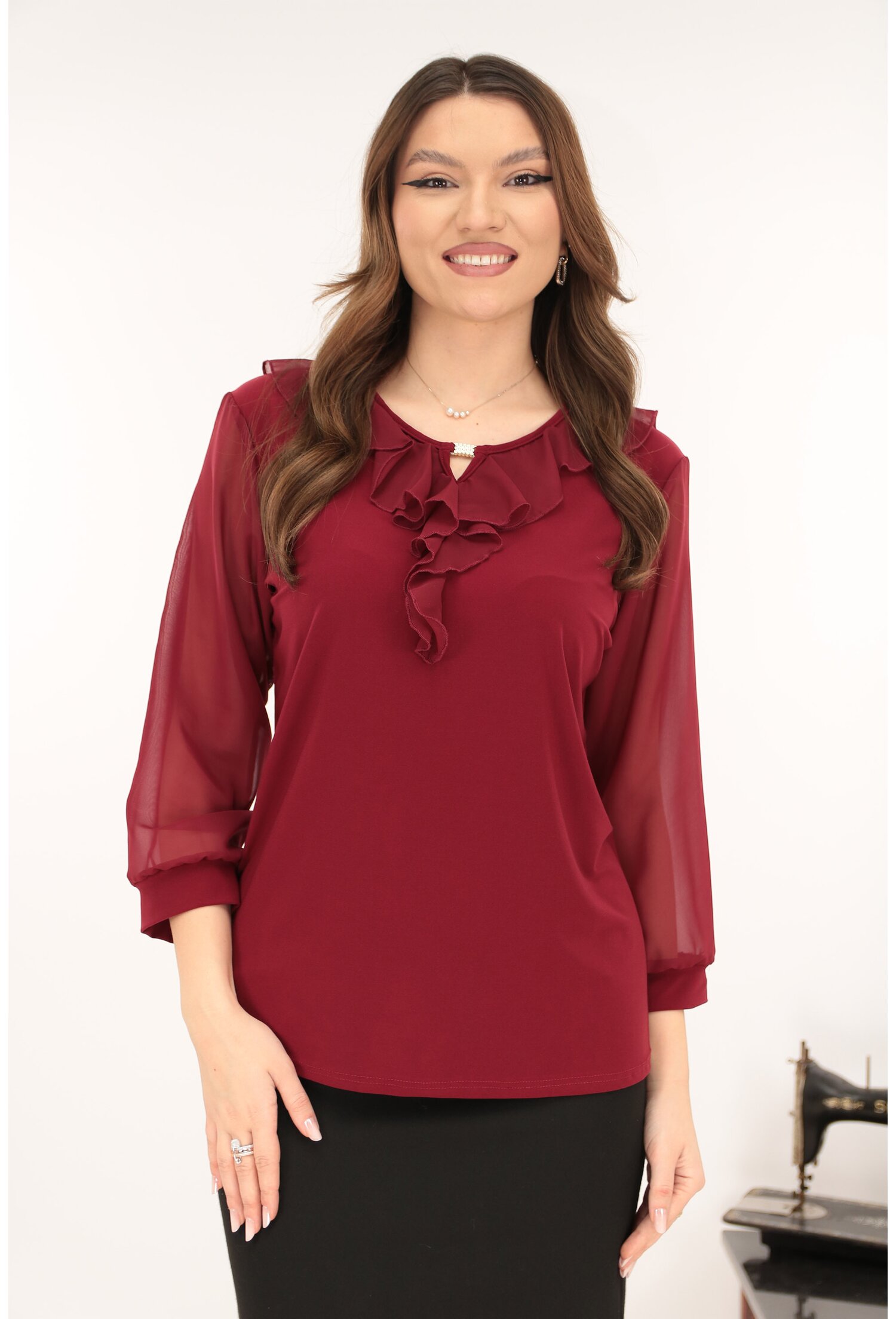 Bluza eleganta bordo cu volanase la decolteu