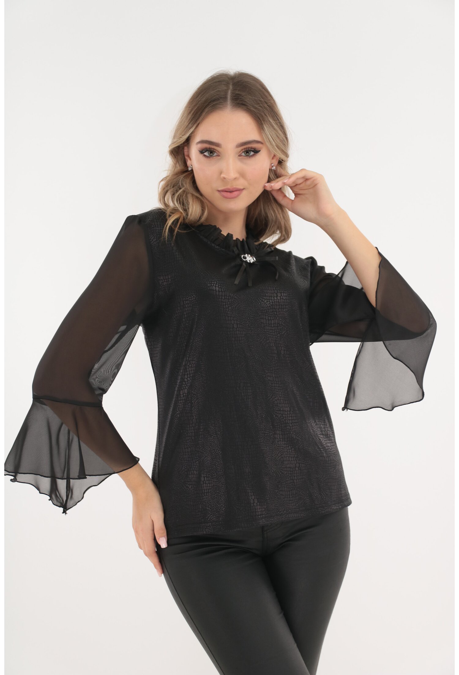 Poze Bluza eleganta neagra accesorizata cu brosa argintie