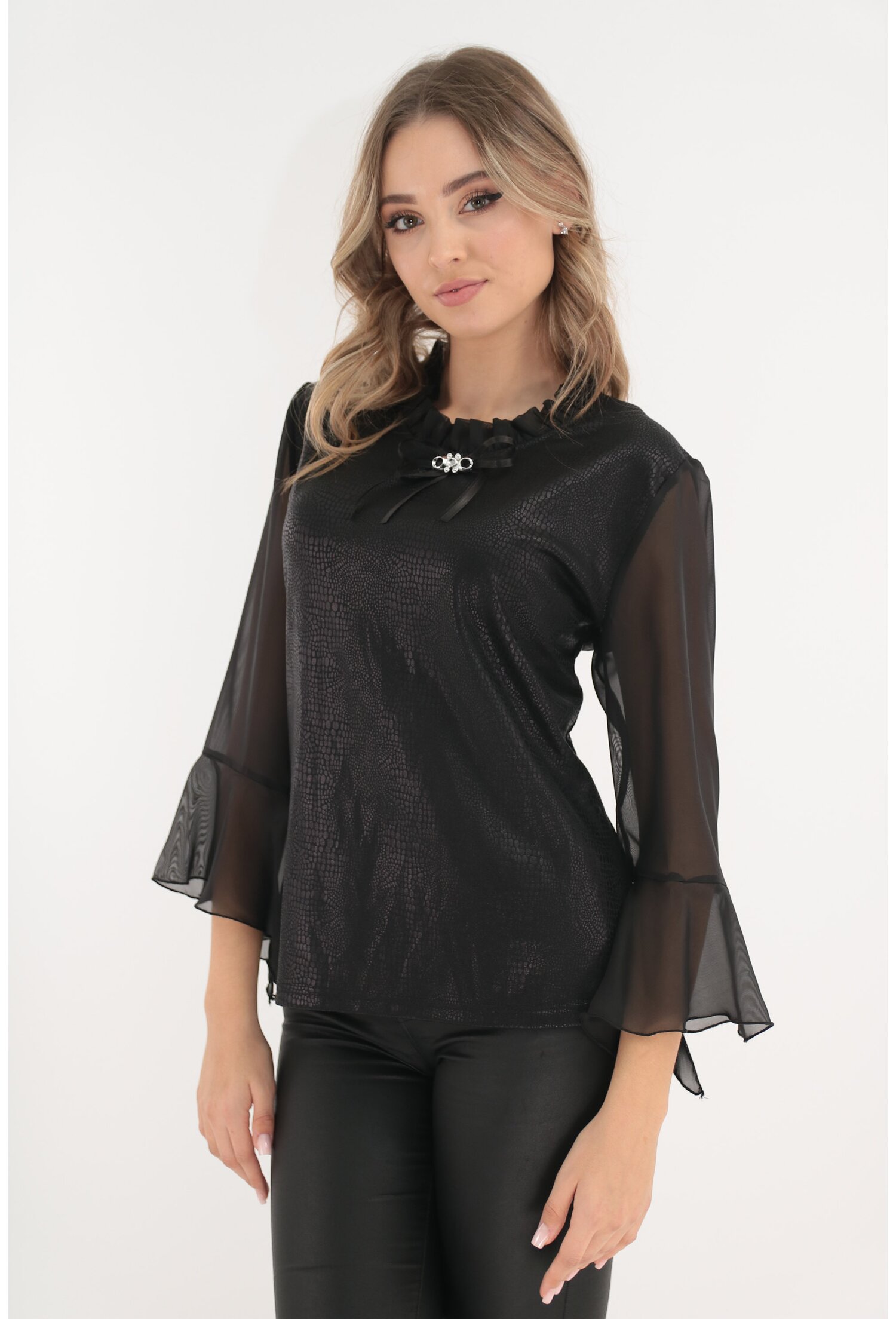 Bluza eleganta neagra accesorizata cu brosa argintie