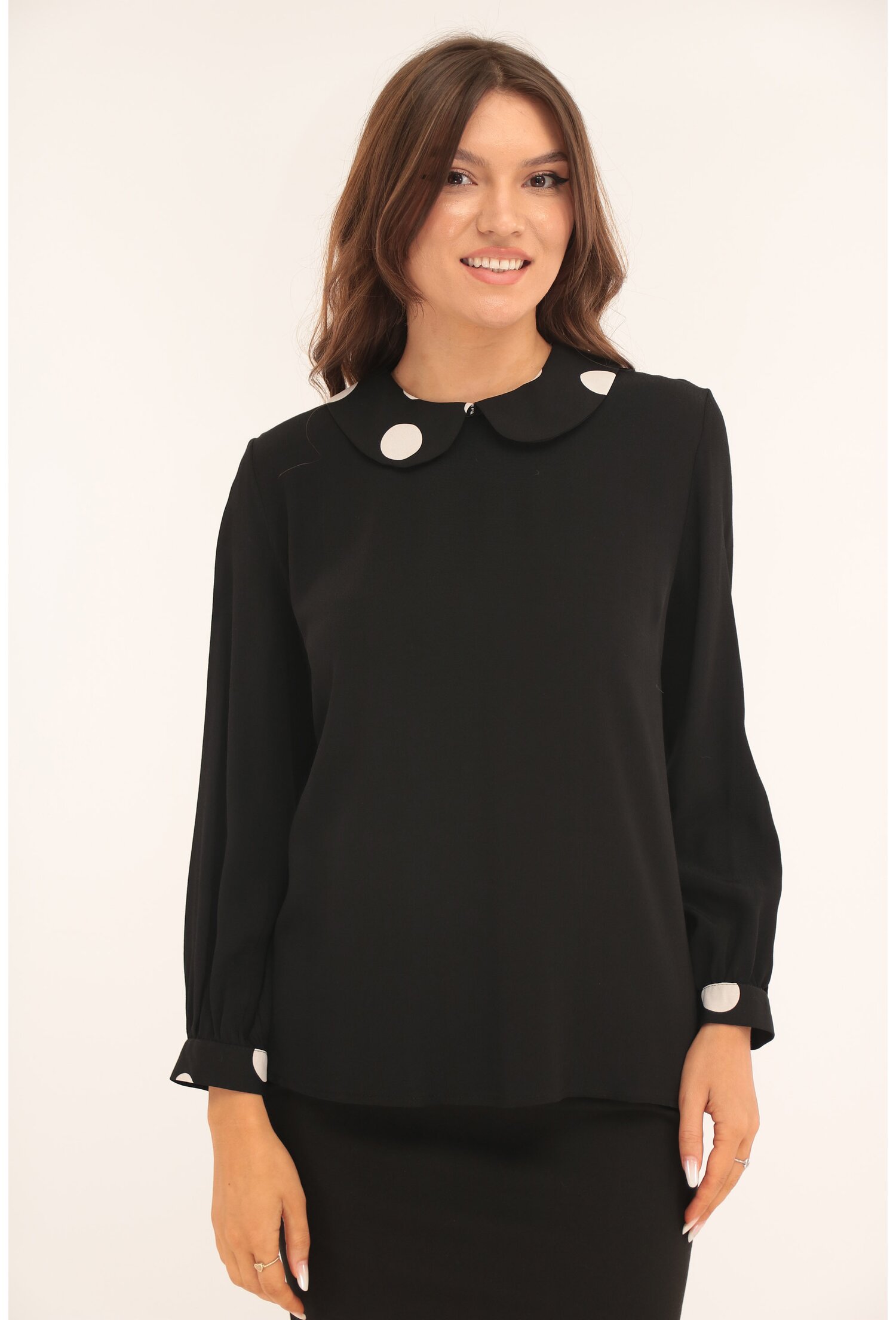 Bluza eleganta neagra cu buline la guler si mansete