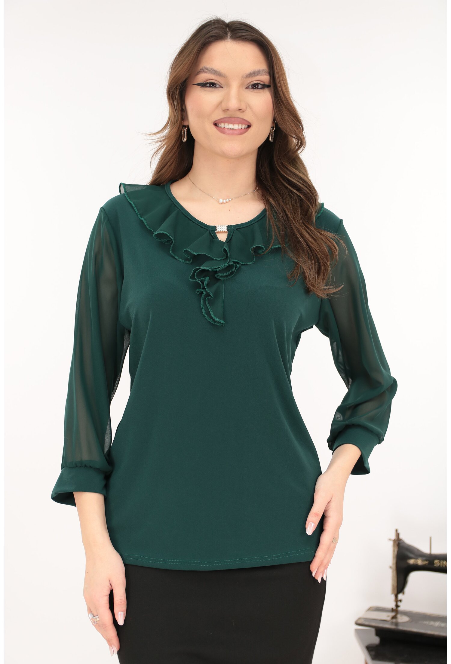 Bluza eleganta verde-smarald cu volanase la decolteu