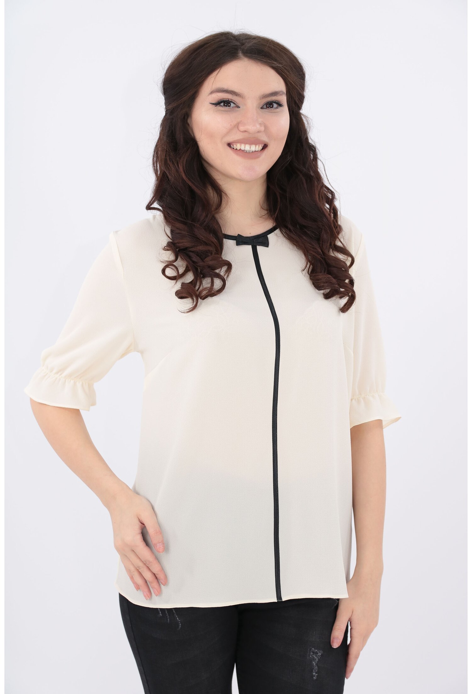 Bluza ivory cu garnitura satinata neagra