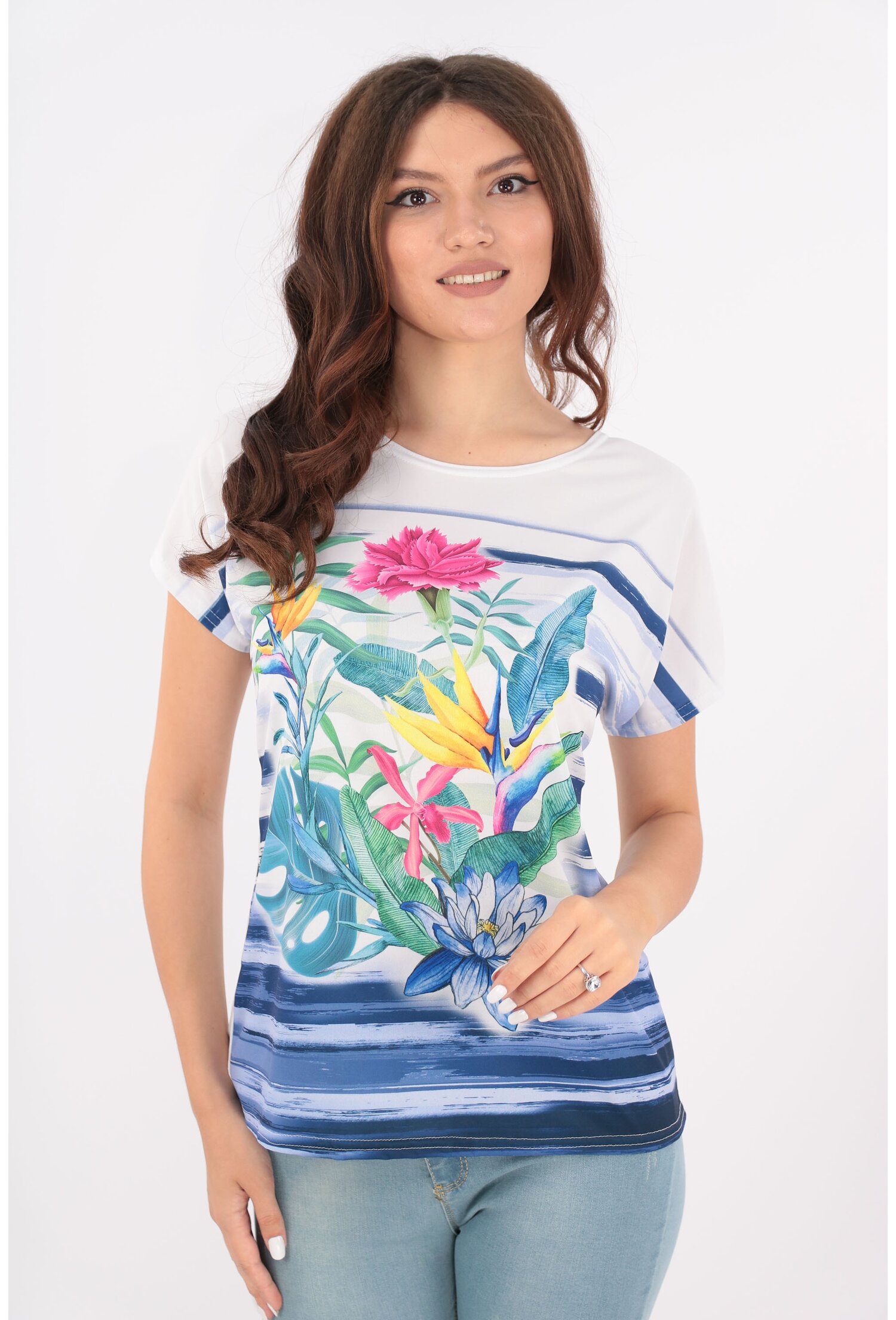 Bluza lejera alba cu dungi albastre si flori