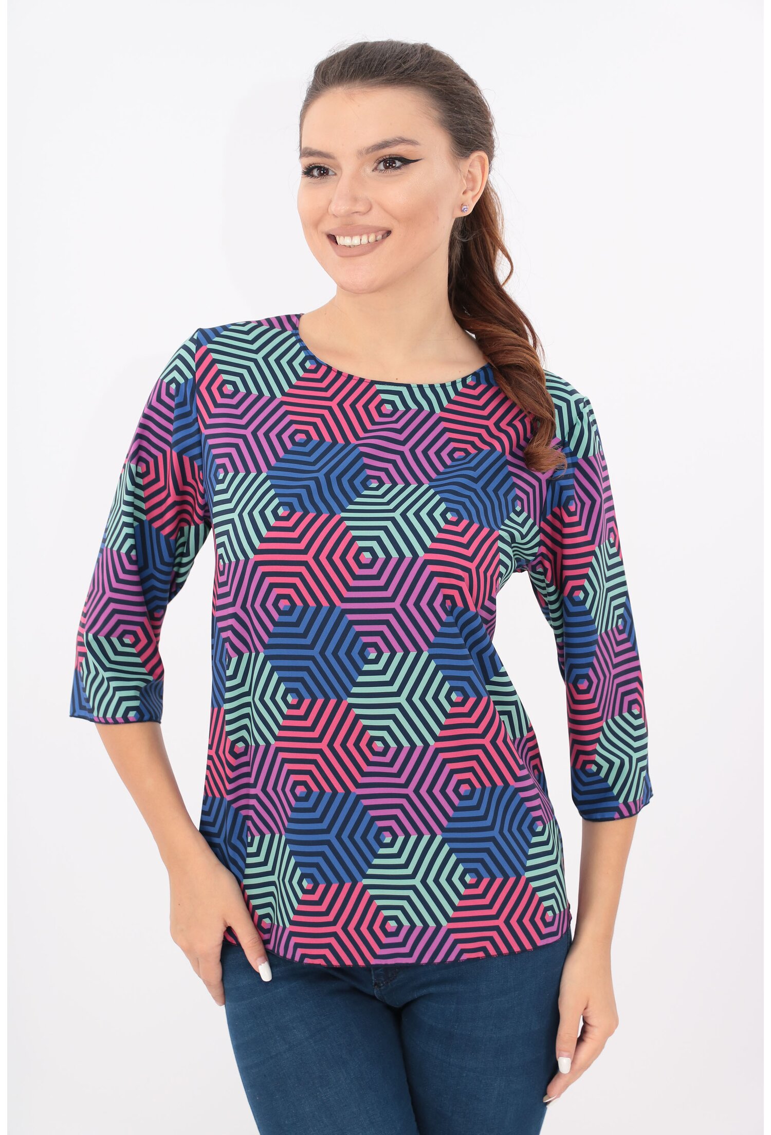 Bluza lejera albastra cu desen geometric turcoaz si fucsia