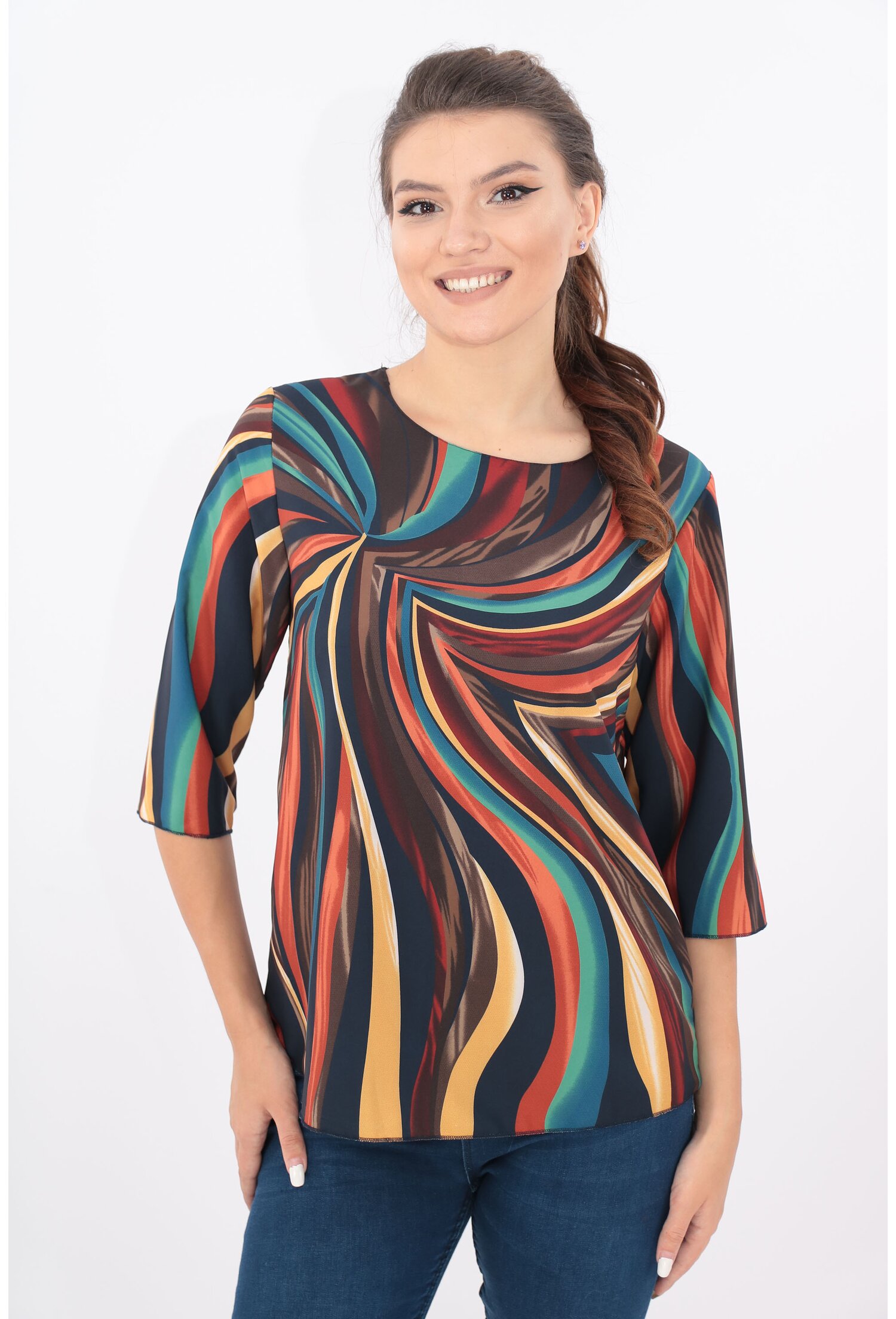 Bluza lejera bleumarin cu desen abstract multicolor