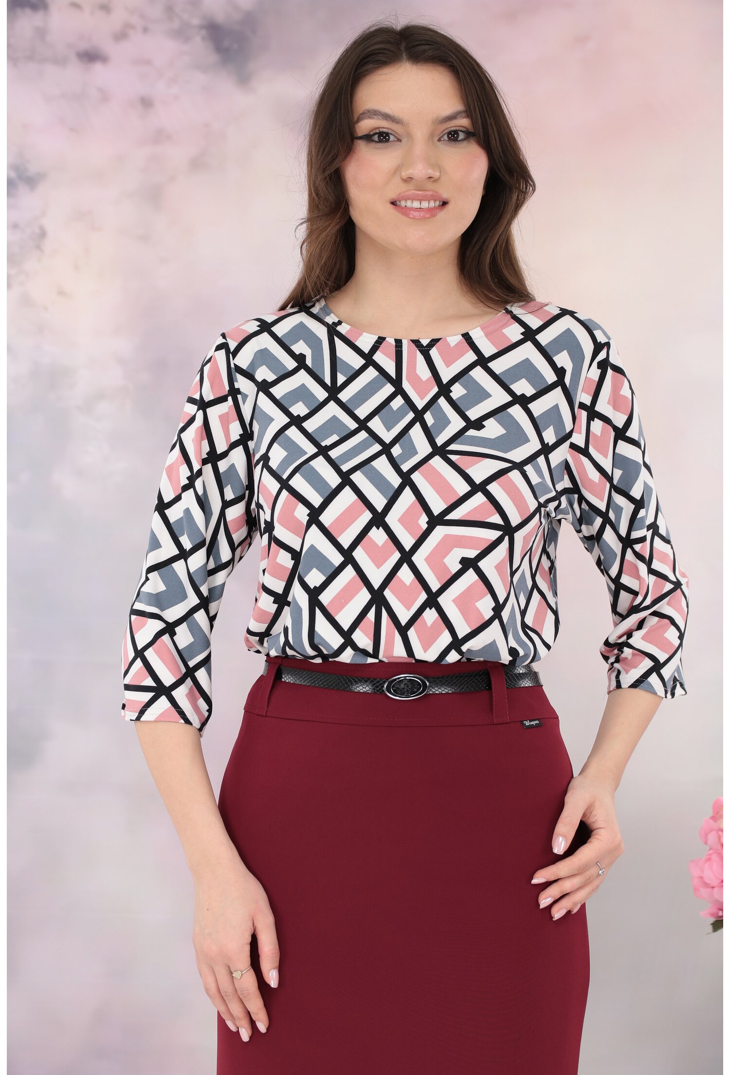Bluza lejera cu imprimeu geometric roz-bleu