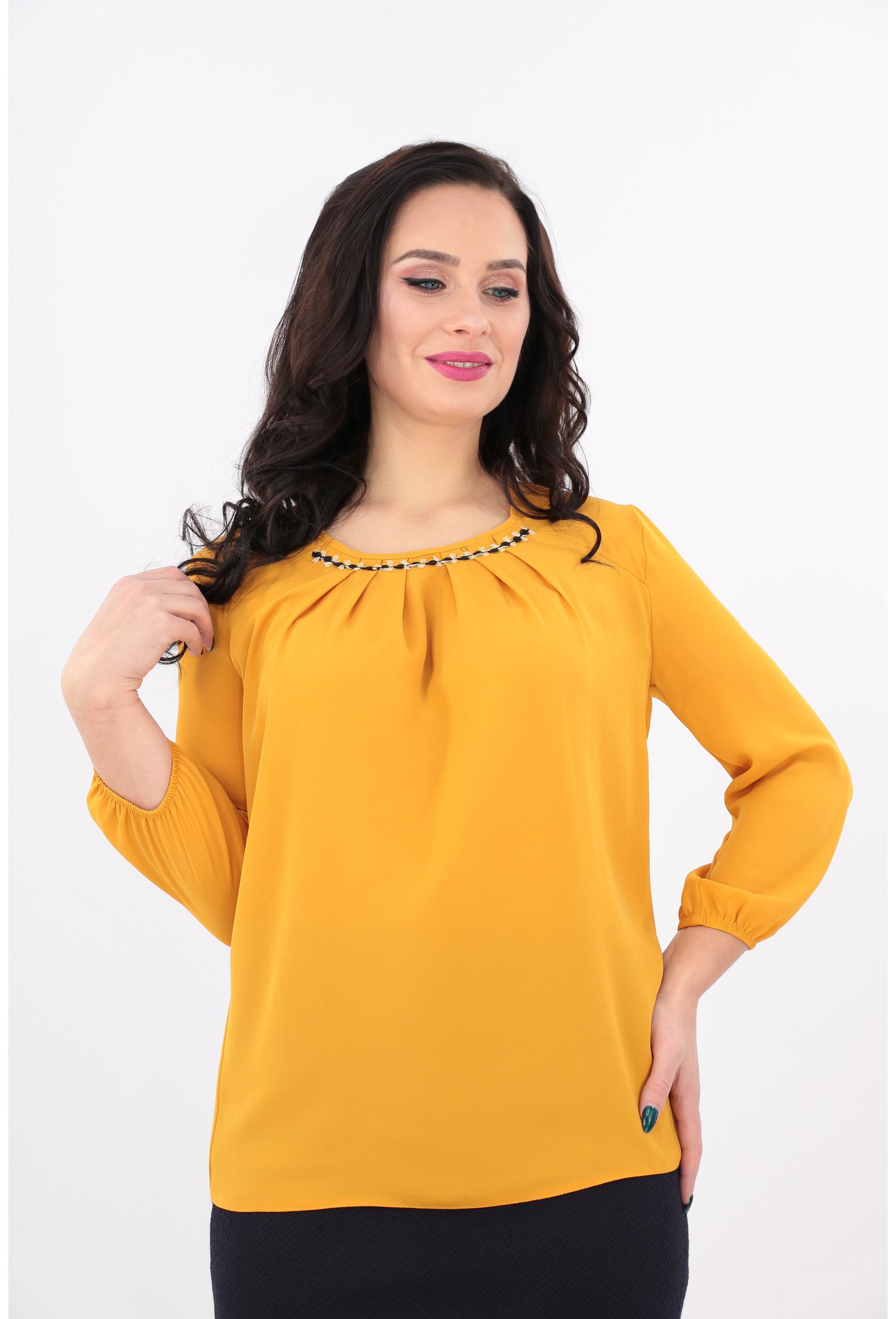 Bluza mustar cu broderie