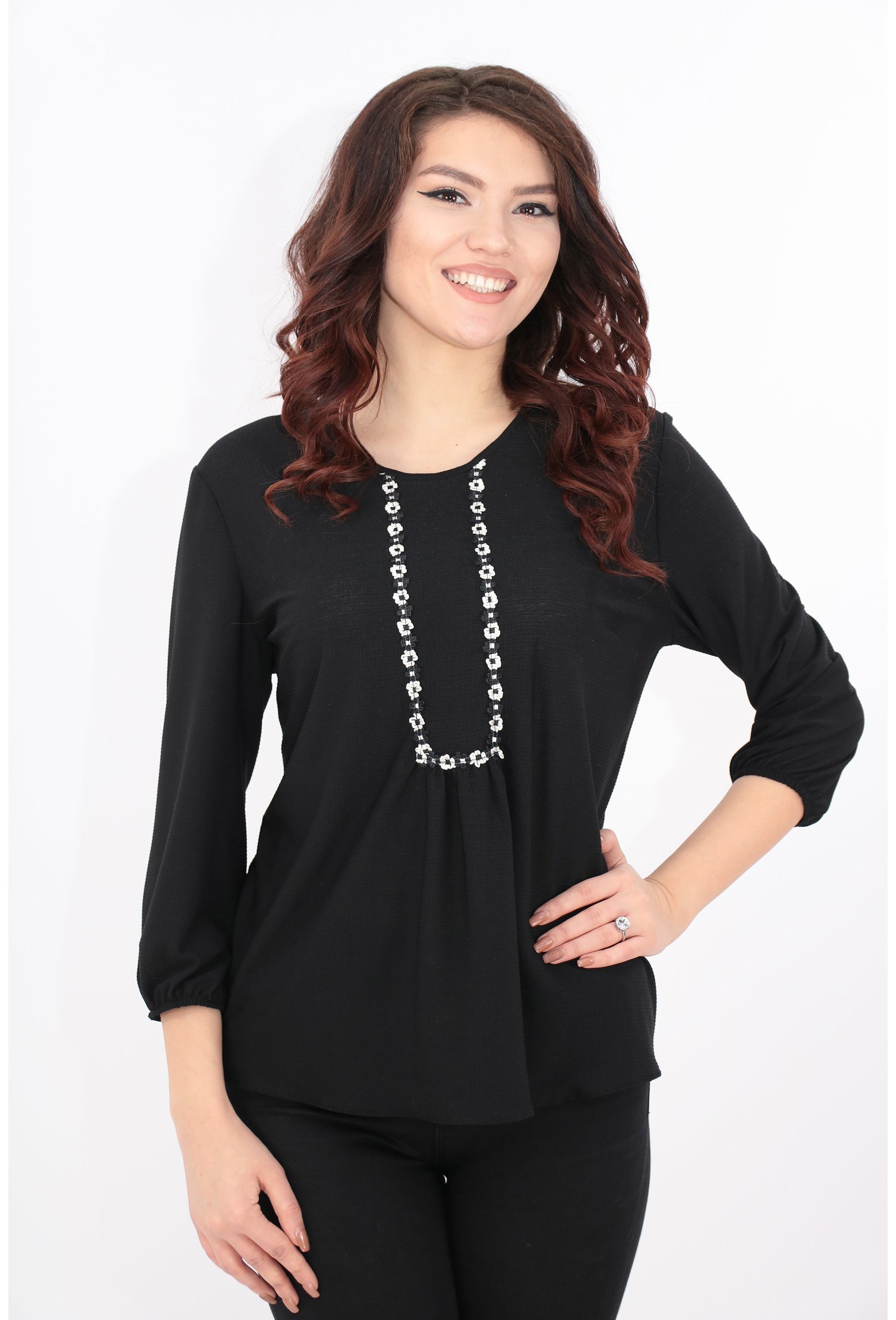 Bluza neagra cu broderie florala alb-negru