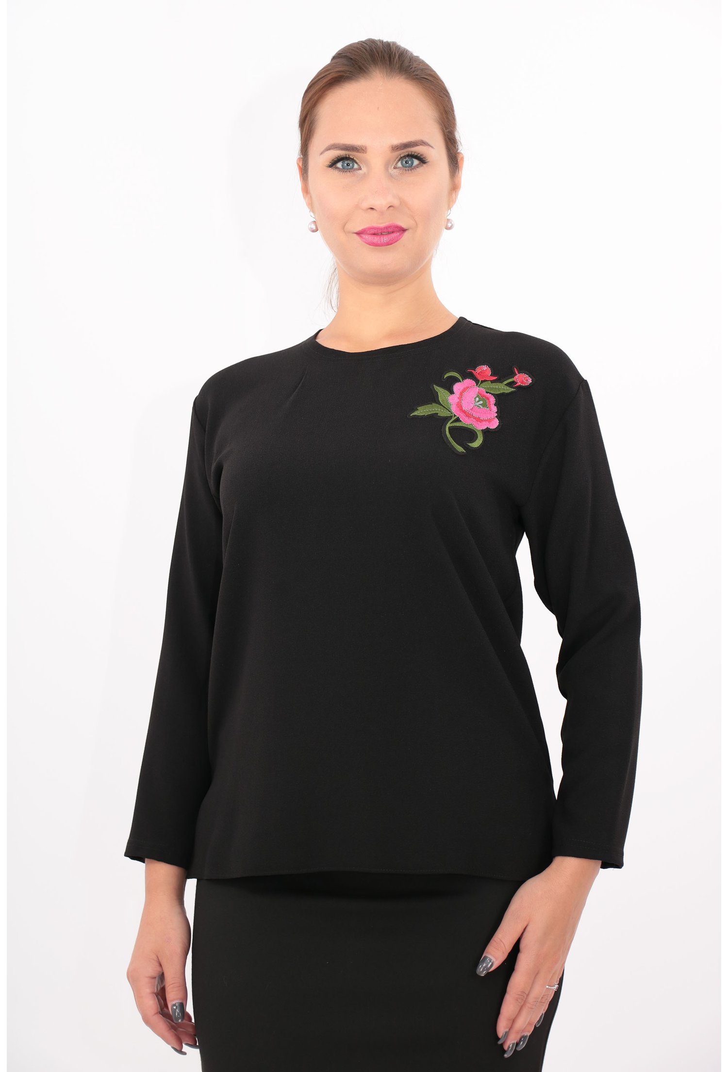 Bluza neagra cu broderie