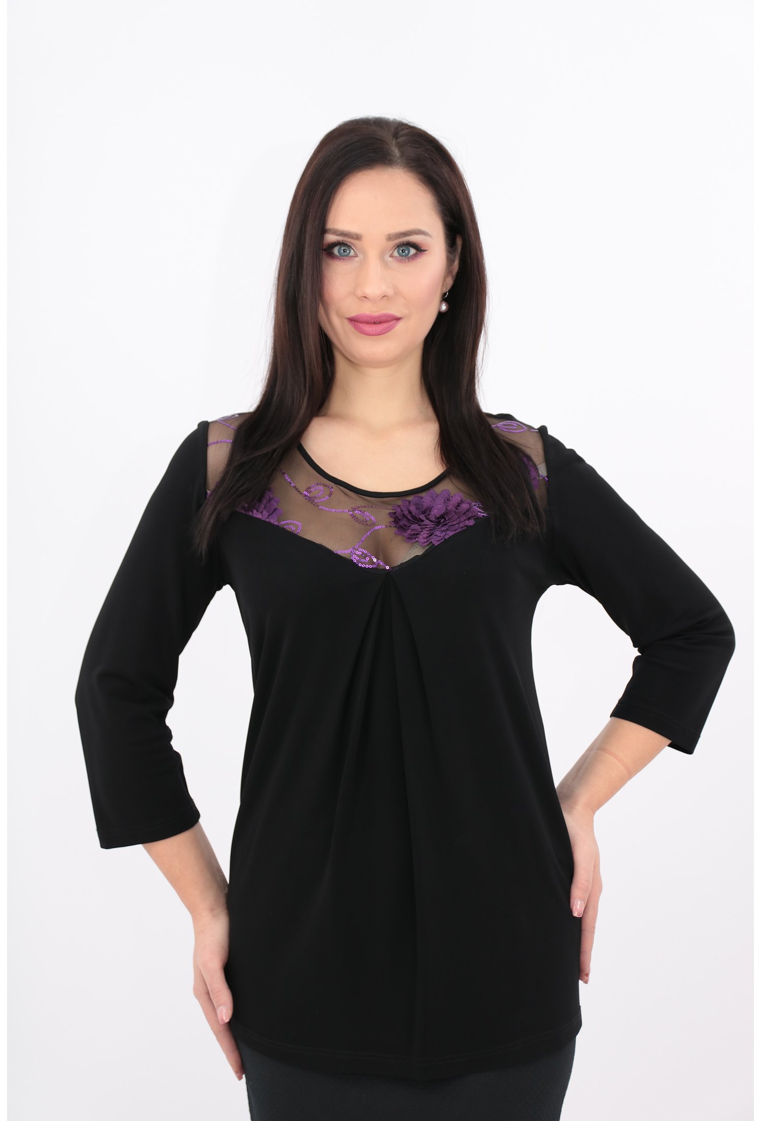 Bluza neagra cu dantela cu flori mov