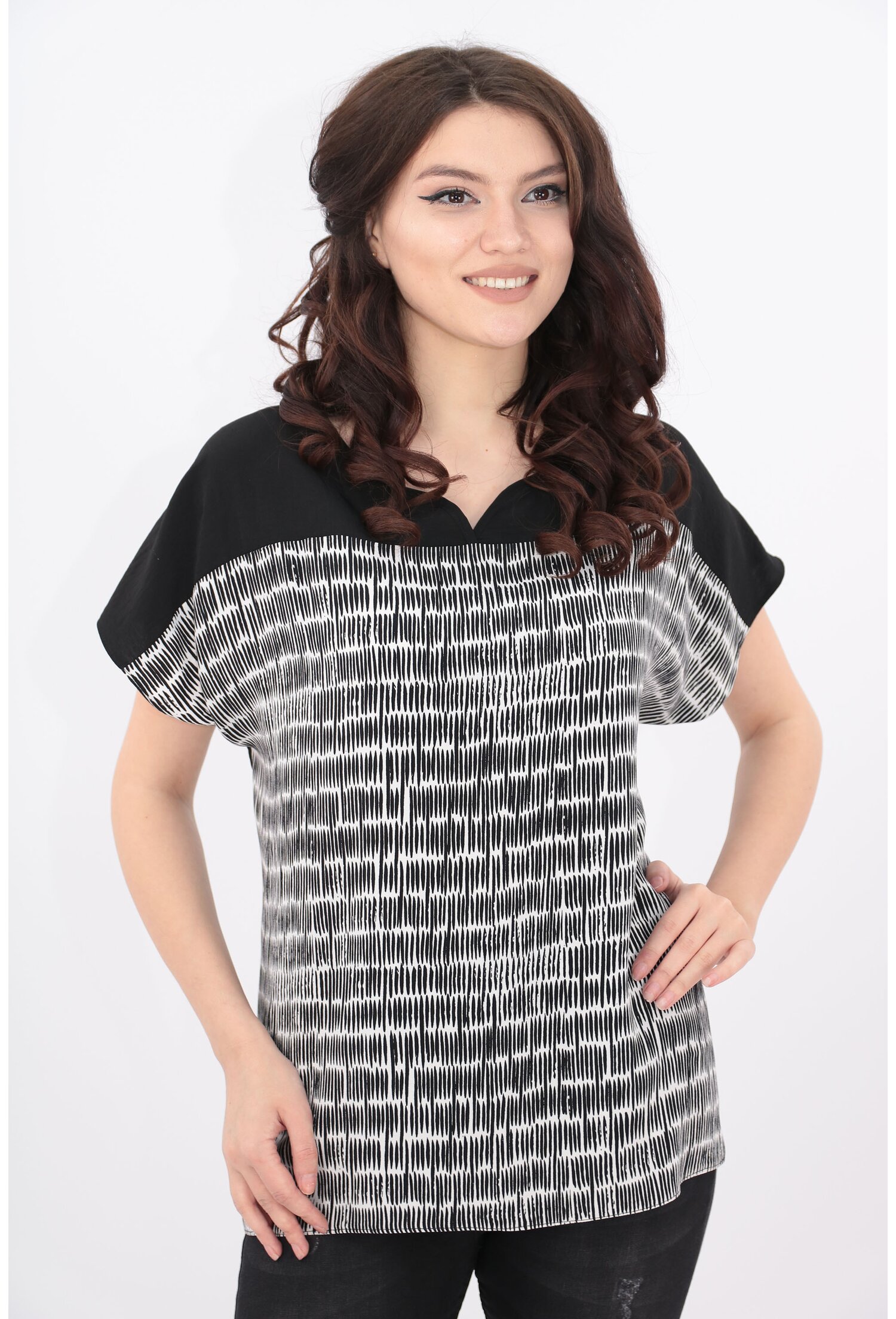 Bluza neagra cu desen alb geometric