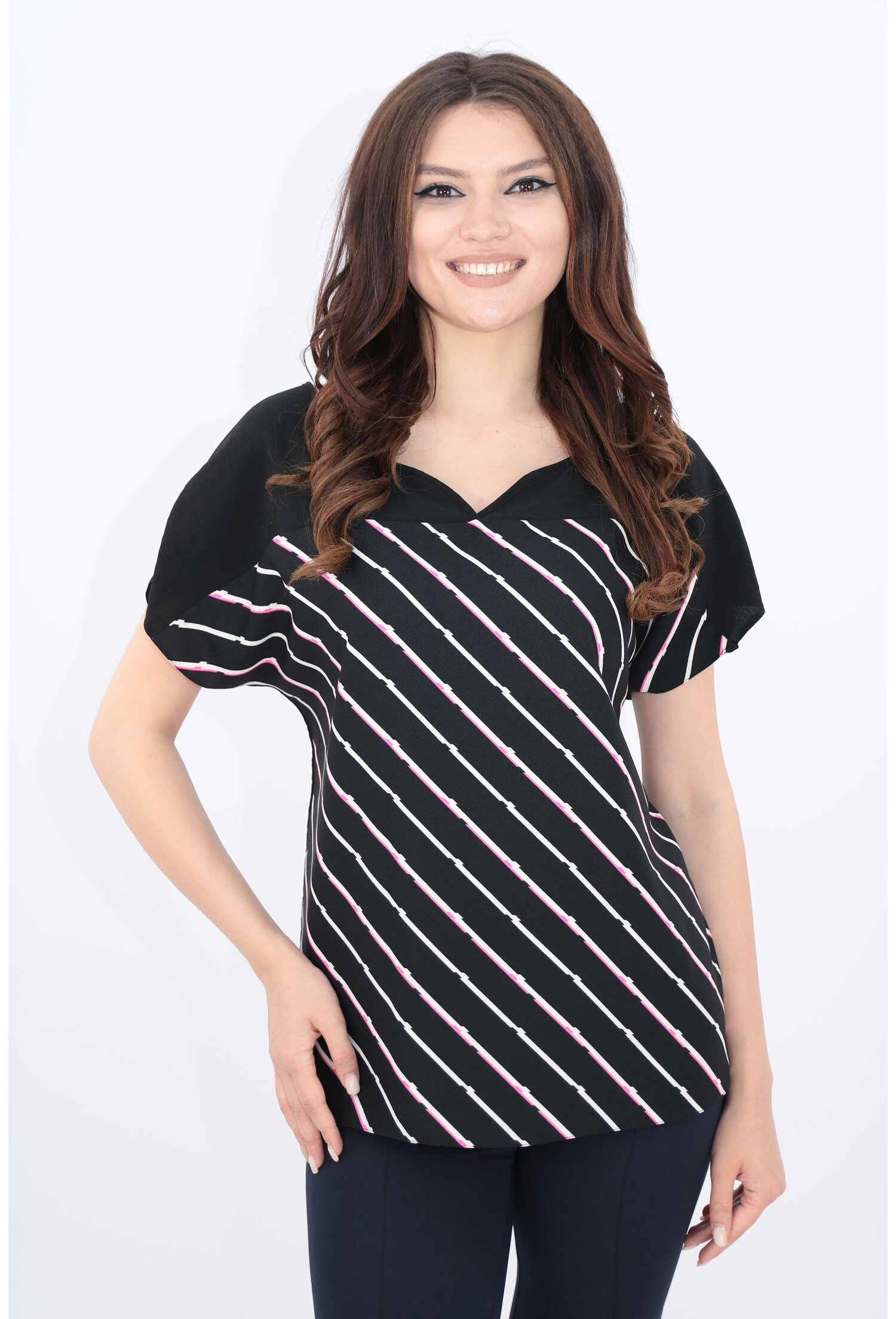 Bluza neagra cu dungi albe si fucsia