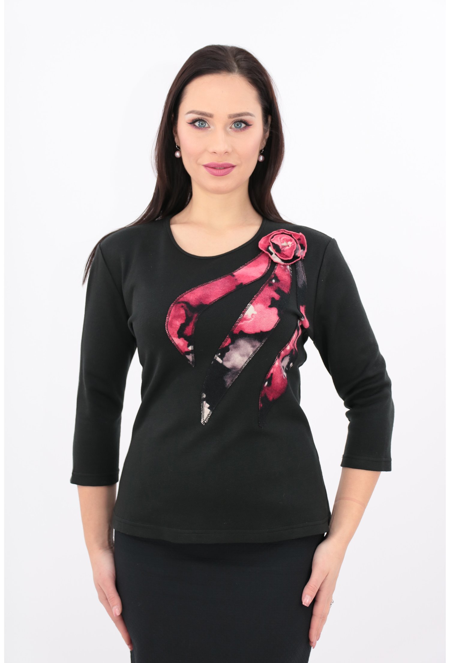 Bluza neagra cu flori roz