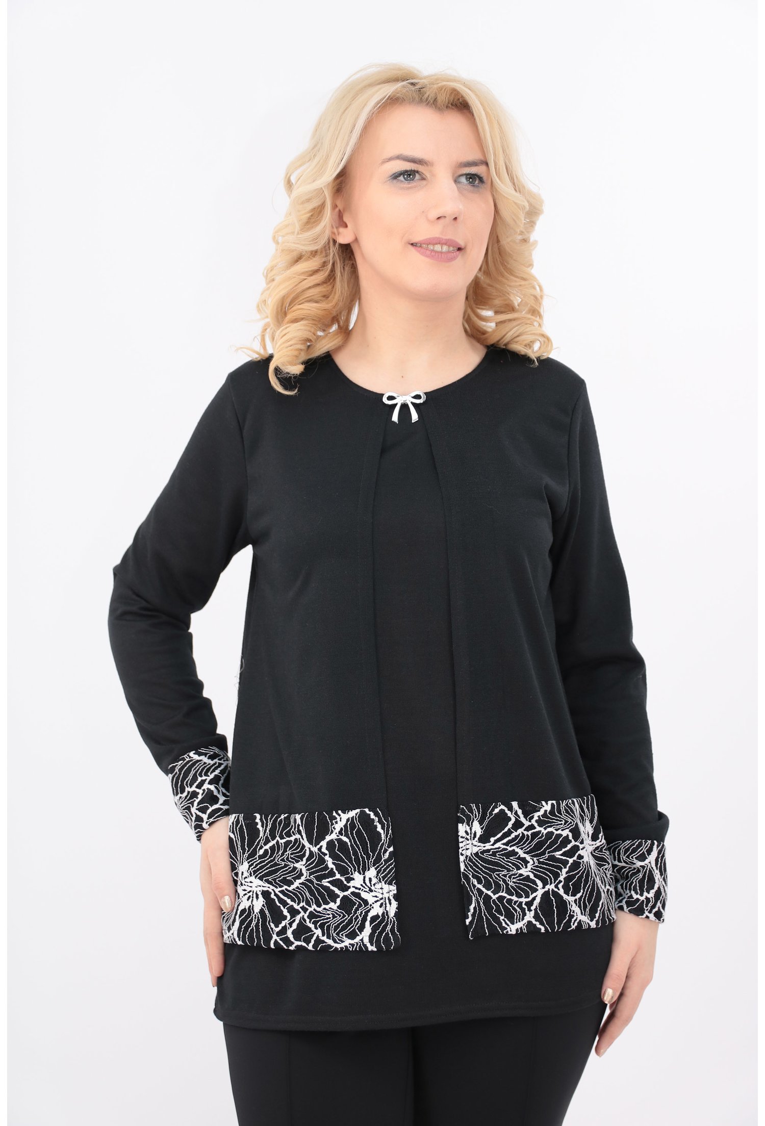 Bluza neagra cu garnitura din dantela