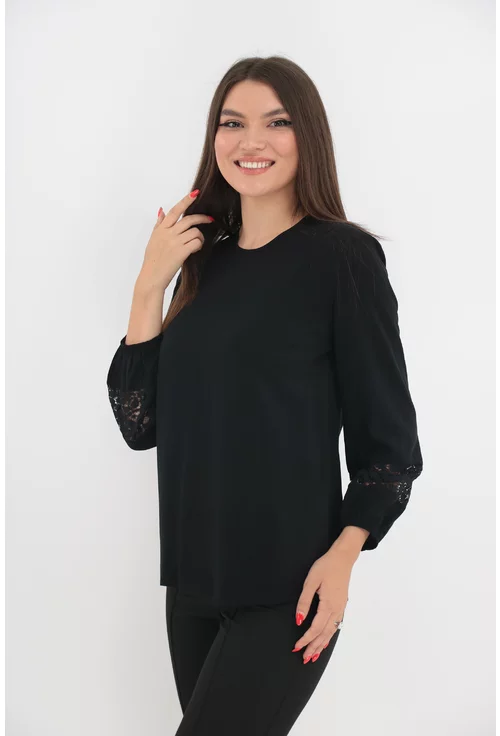 Bluza neagra cu insertii din dantela