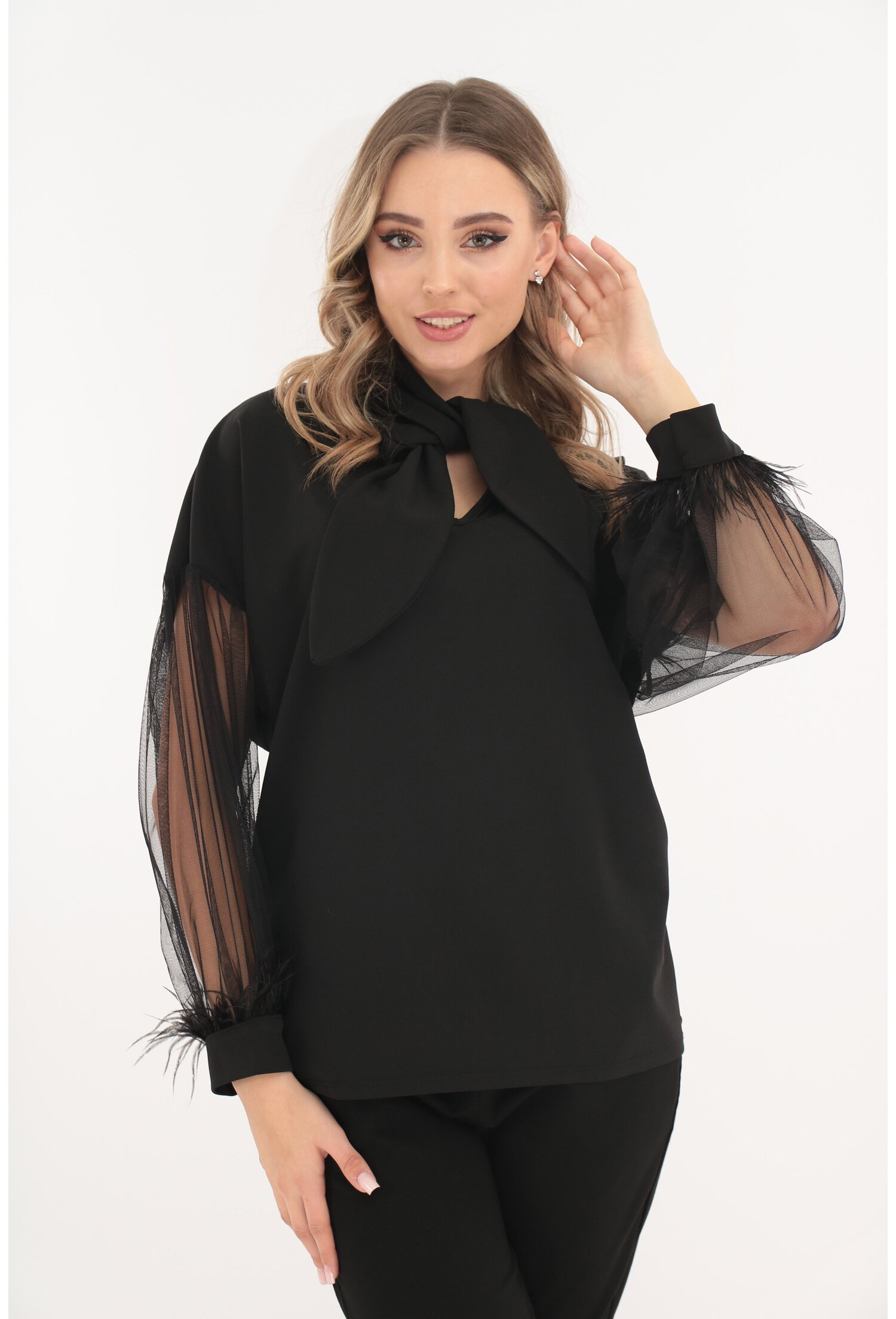 Poze Bluza neagra cu maneci din tulle si pene la mansete