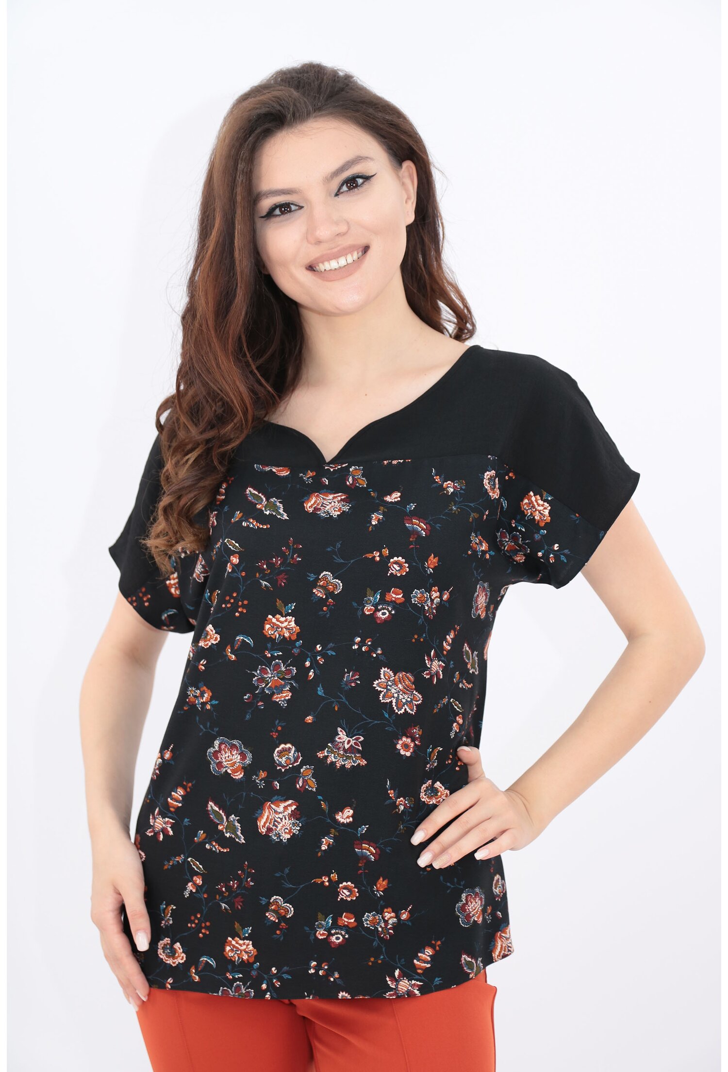 Bluza neagra cu print floral discret