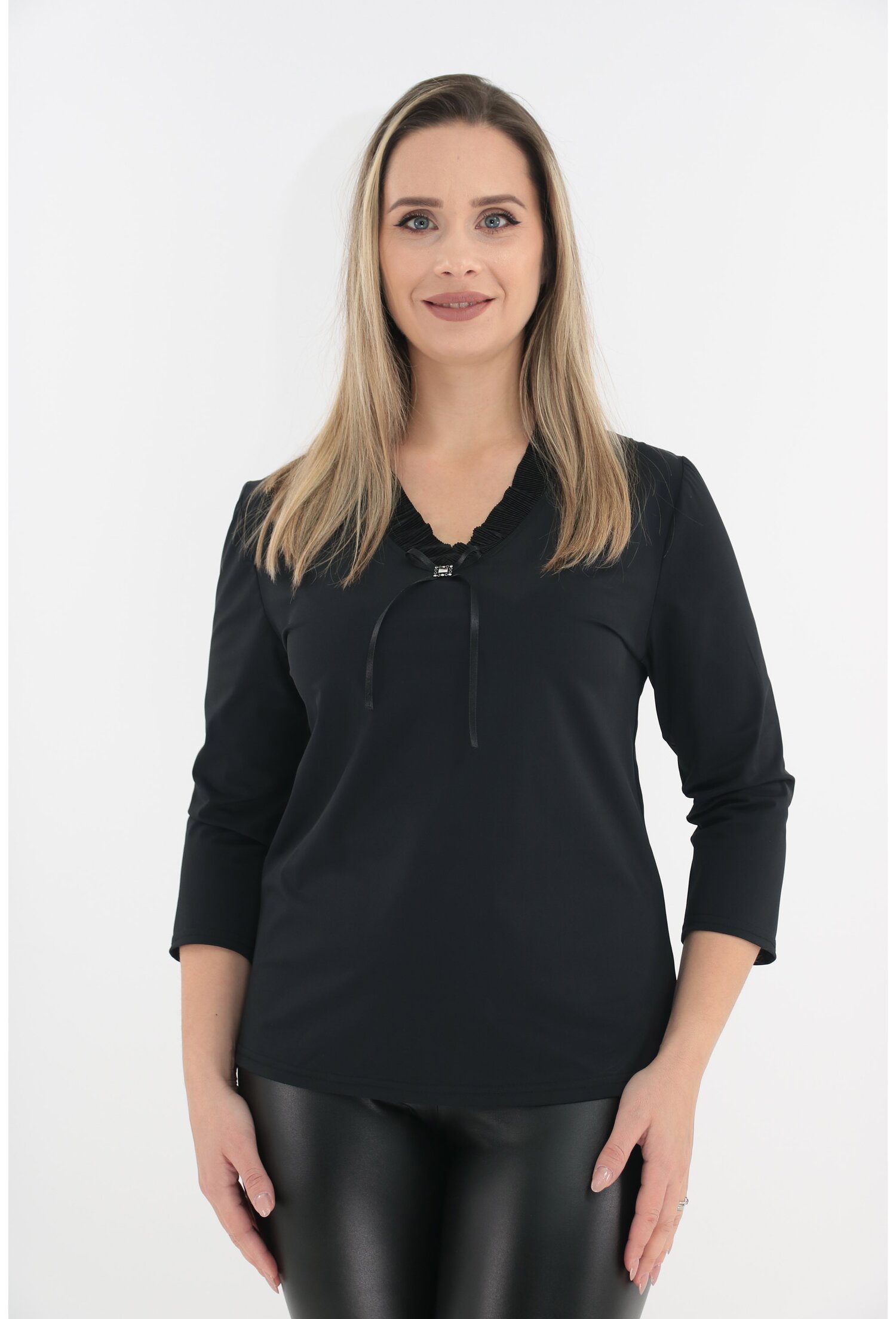 Bluza neagra cu volanas plisat la decolteu