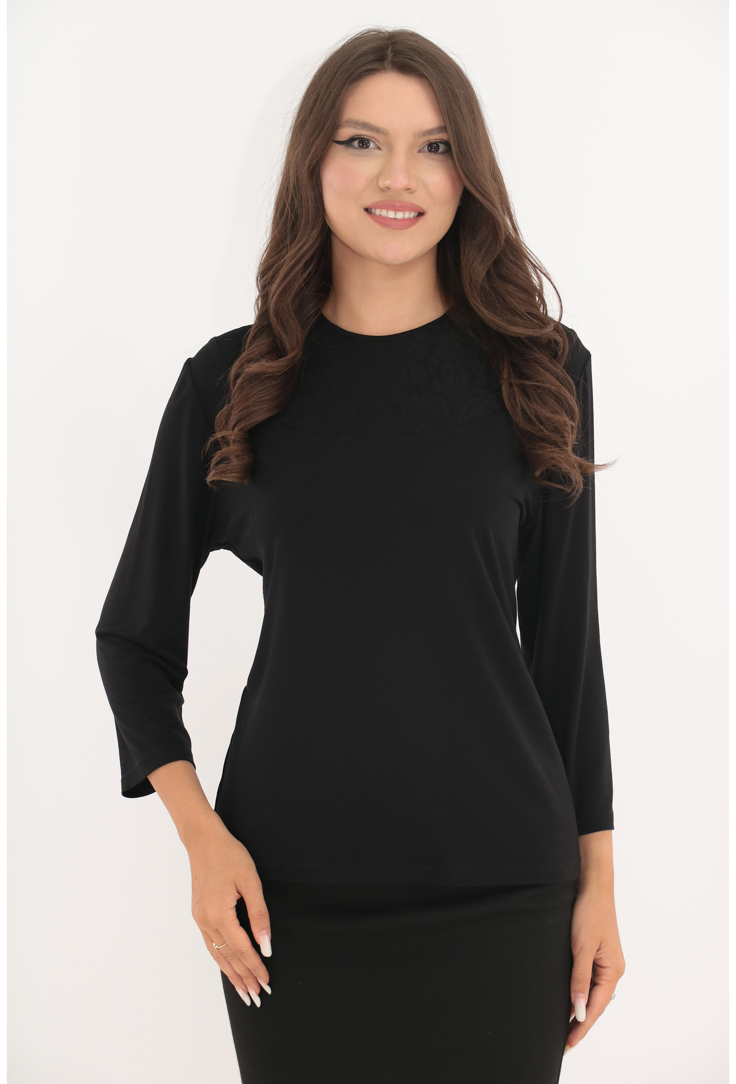 Bluza neagra din vascoza cu platca cu flori