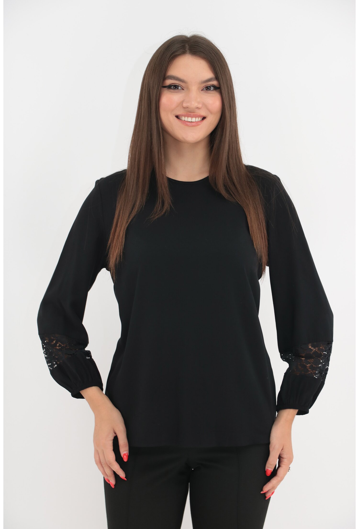 Bluza neagra eleganta cu dantela decorativa la maneci