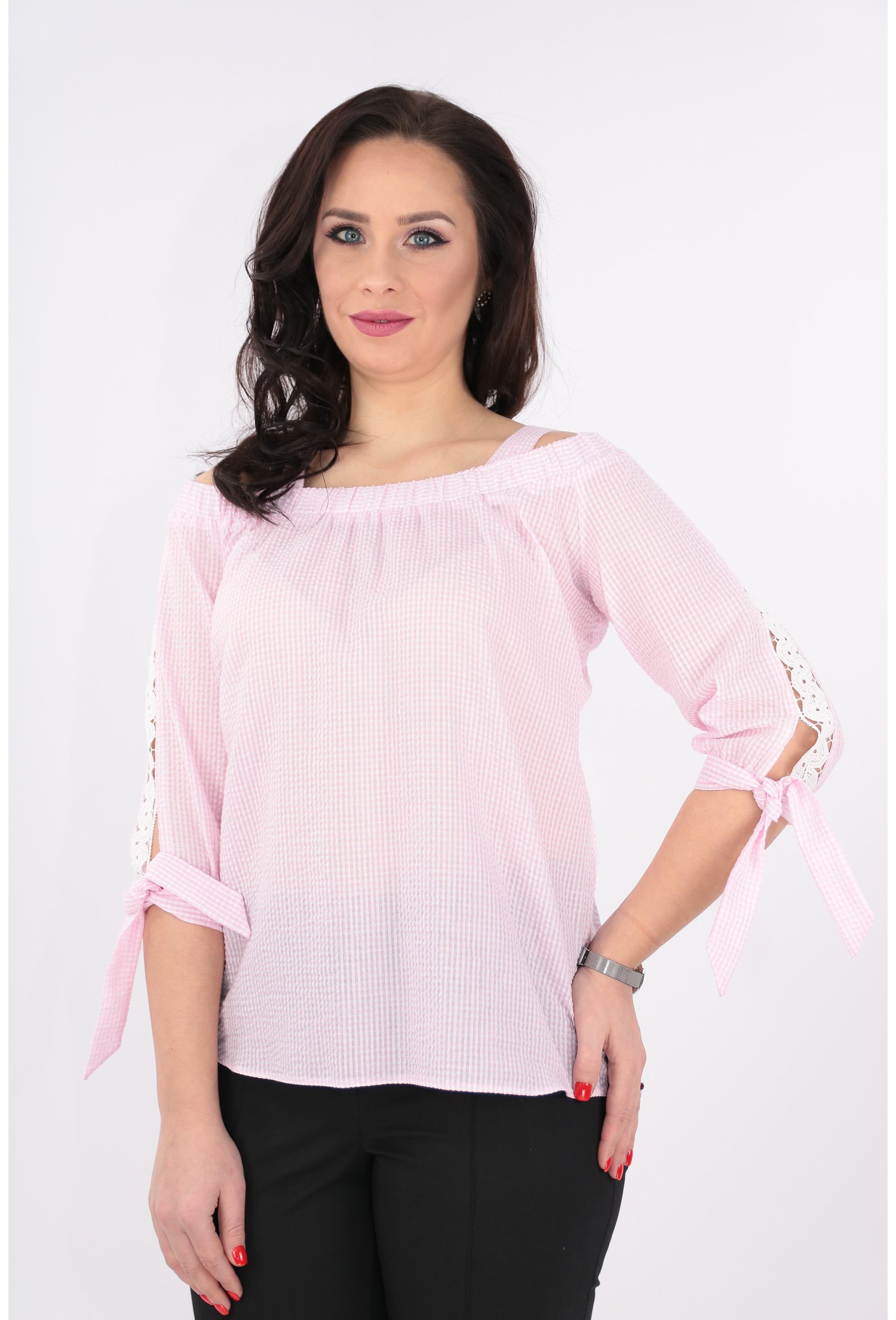 Bluza roz cu bretele si dantela alba