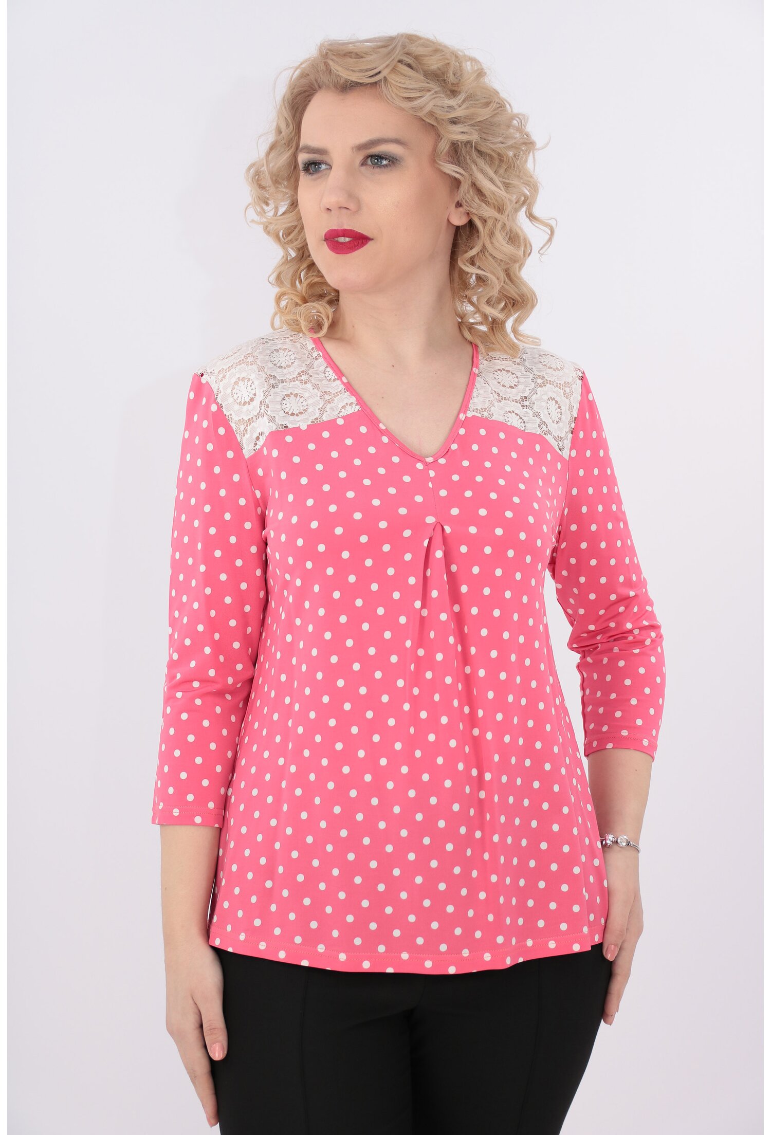 Bluza roz cu buline albe si dantela