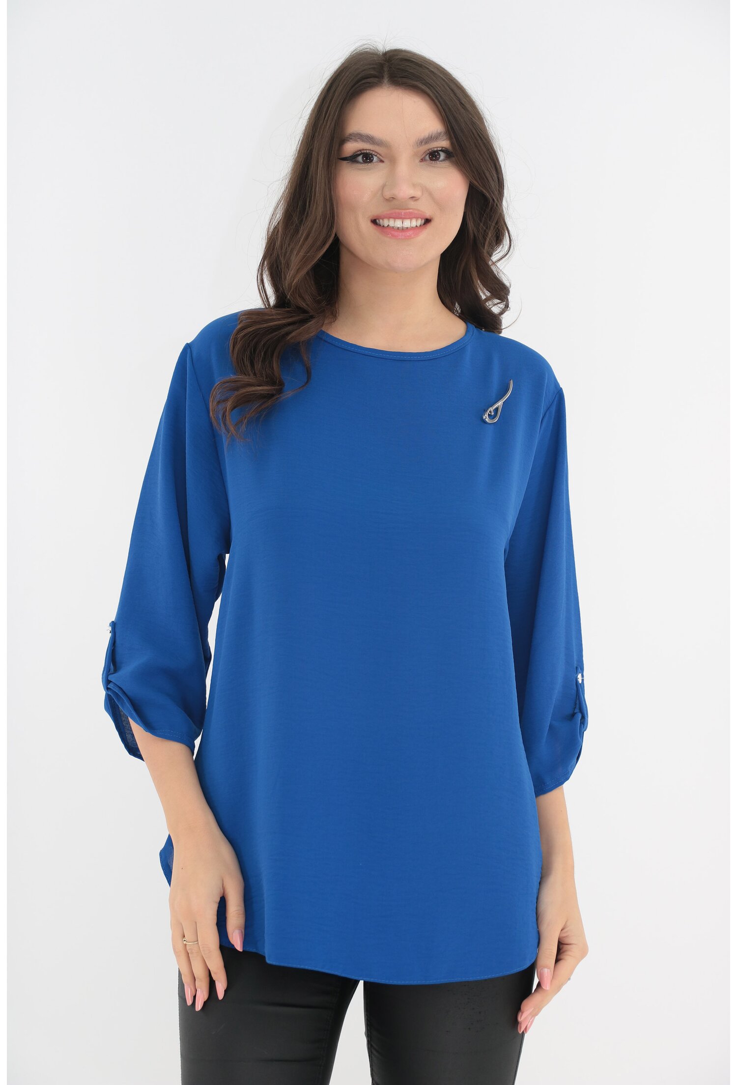 Bluza uni albastra cu brosa argintie