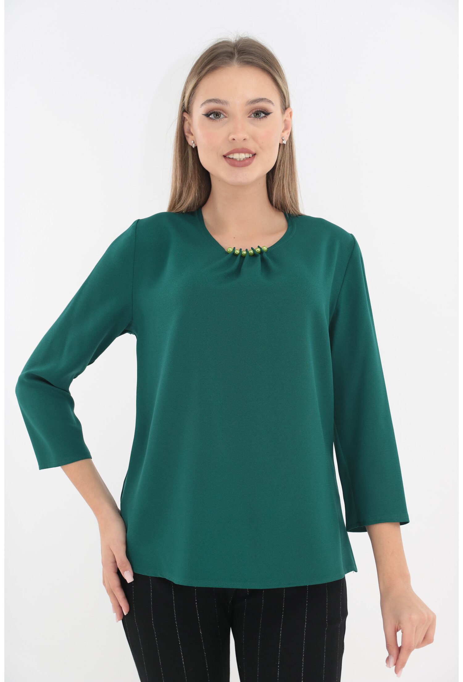 Bluza uni verde cu perlute vernil la decolteu