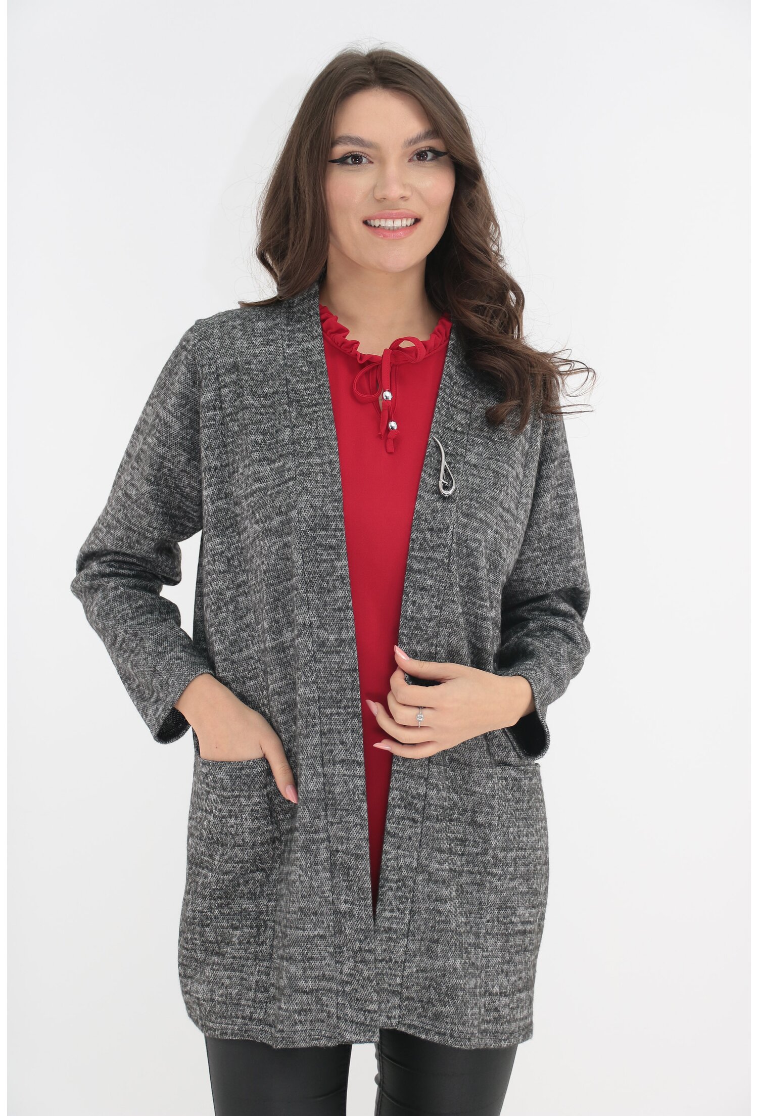 Cardigan gri-pepit din jerse cu brosa