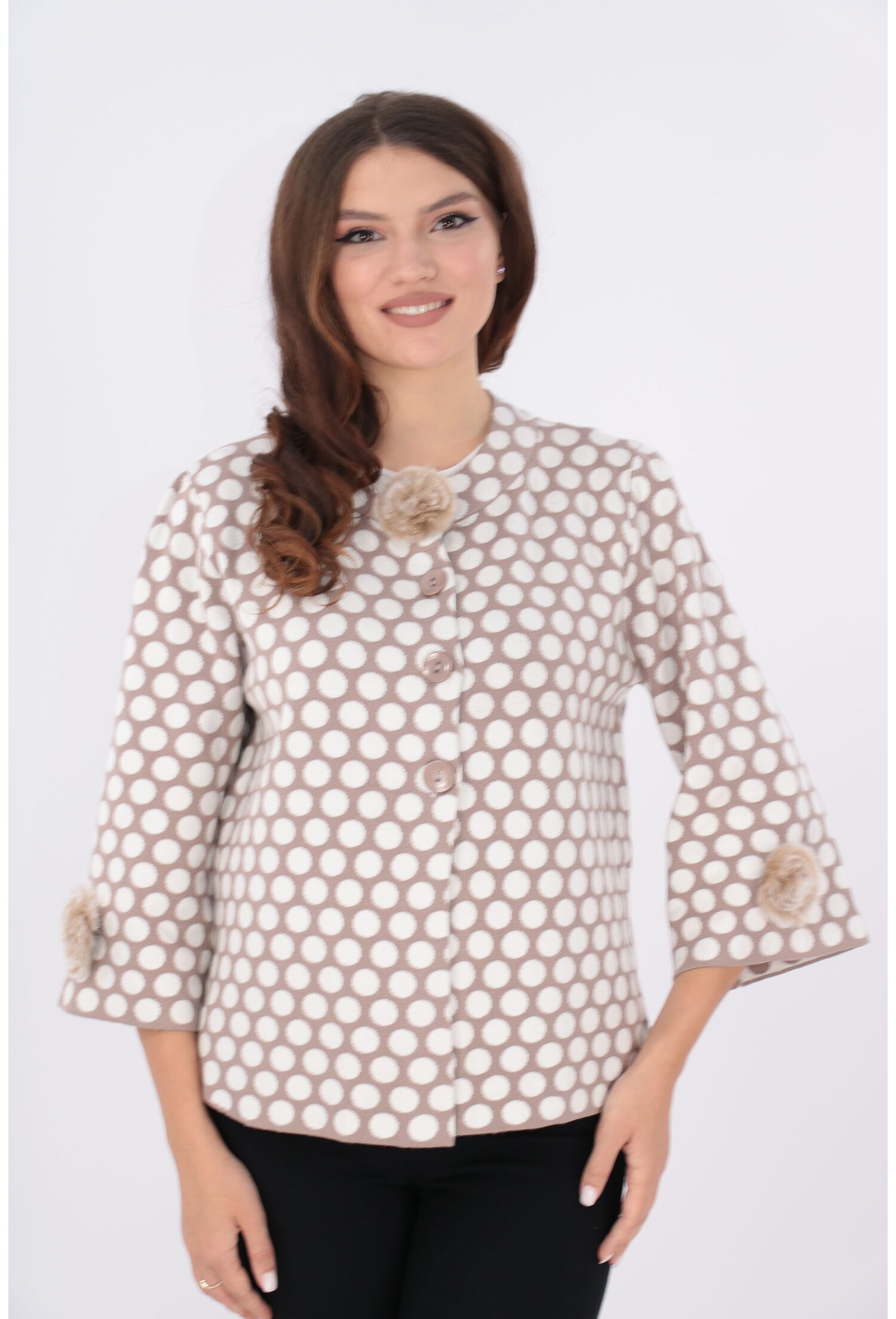Cardigan tricotat bej cu buline albe