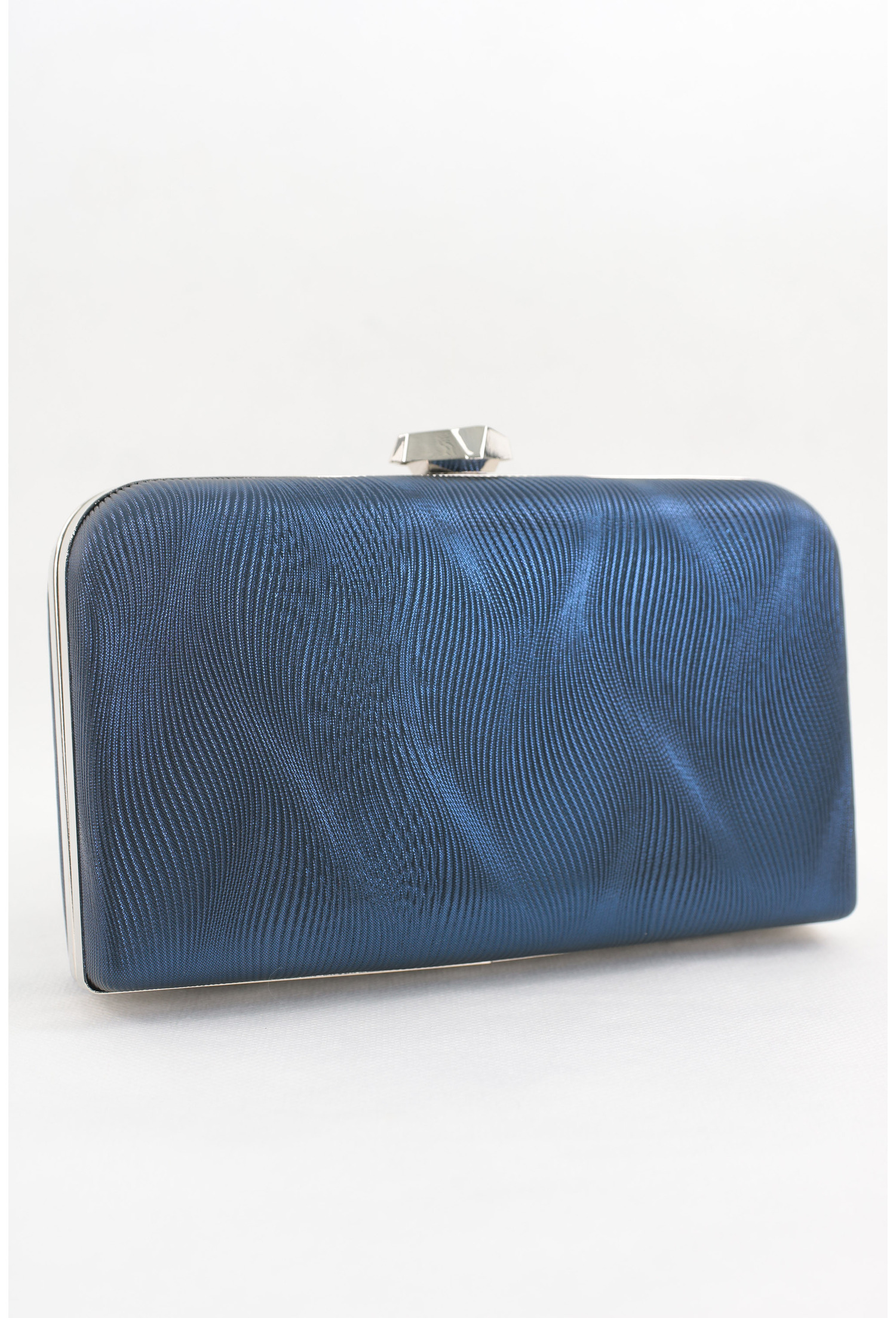 Clutch bleumarin cu aspect sidefat si elemente argintii