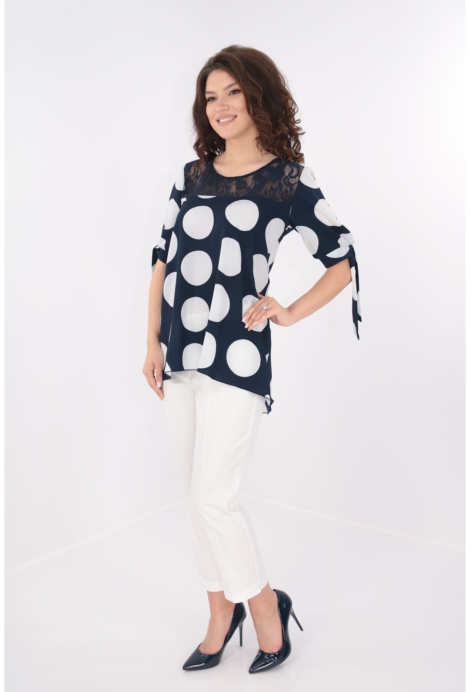 Costum bluza bleumarin cu buline albe si pantaloni albi