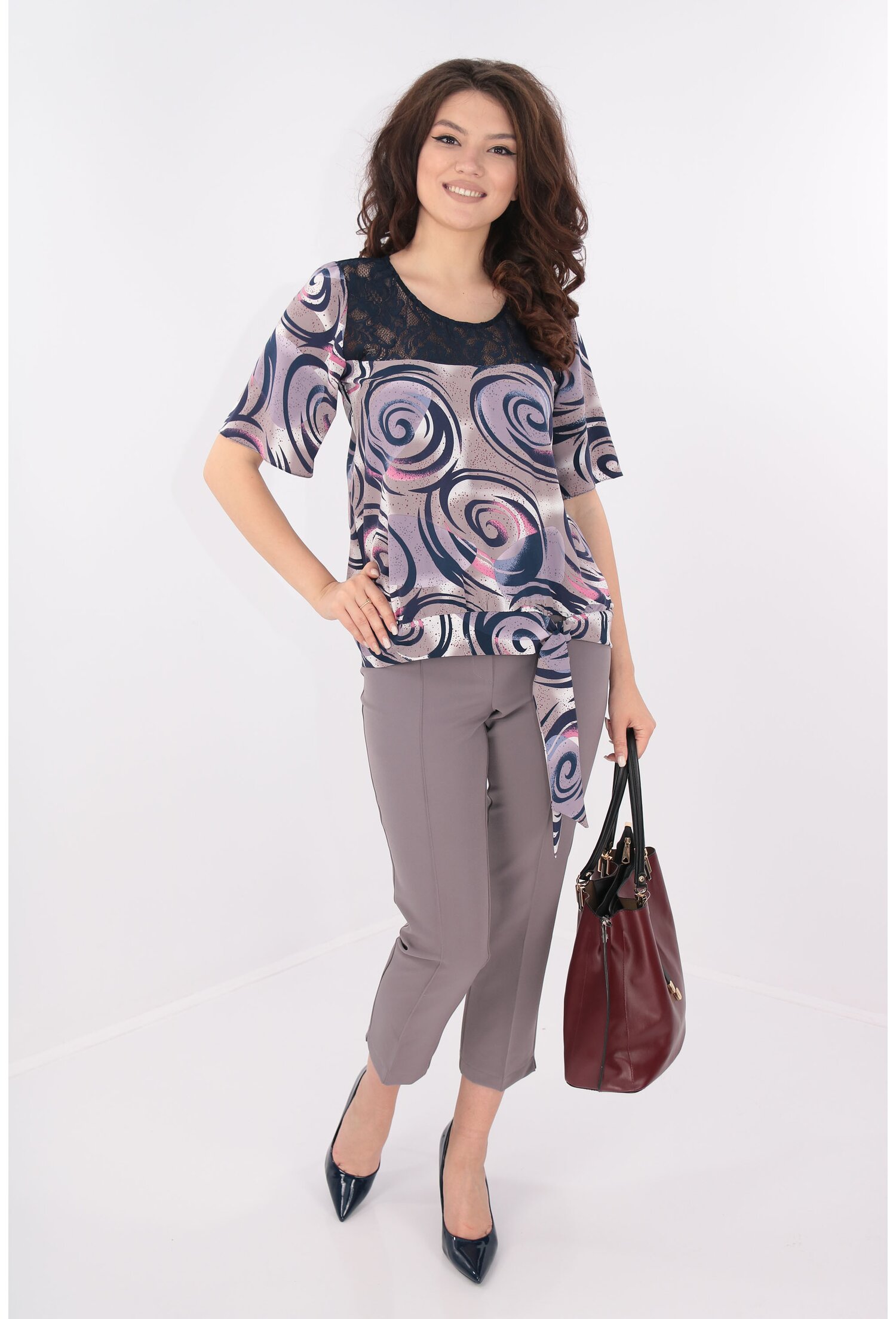 Costum bluza fucsia si pantaloni gri